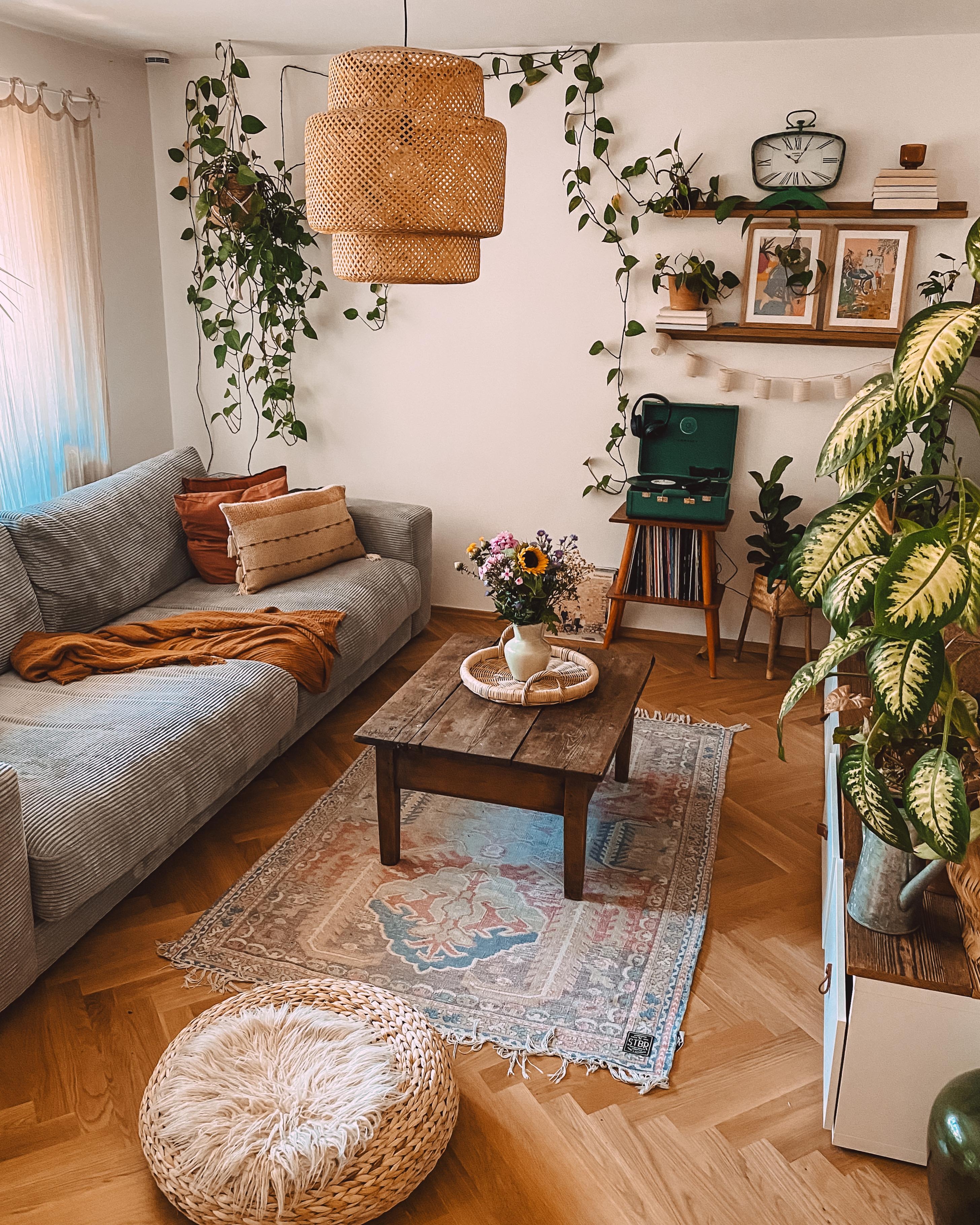 #wohnzimmer #boho #urbanjungle #pflanzenluebe #couch #bigsofa 