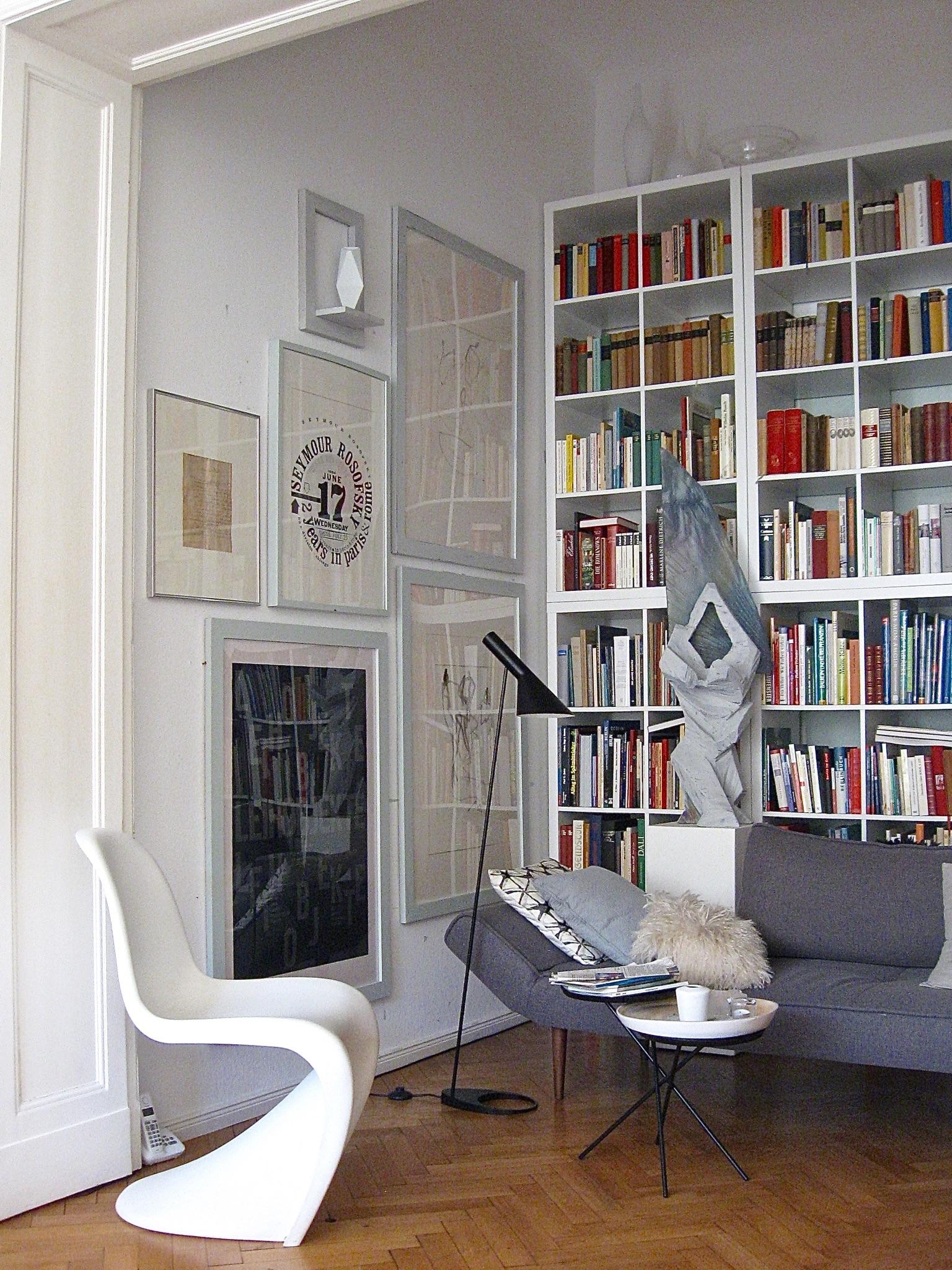 #wohnzimmer #bücherwand #arnejacobsen #art  #pantonchair #bilderwand
Büchereck
