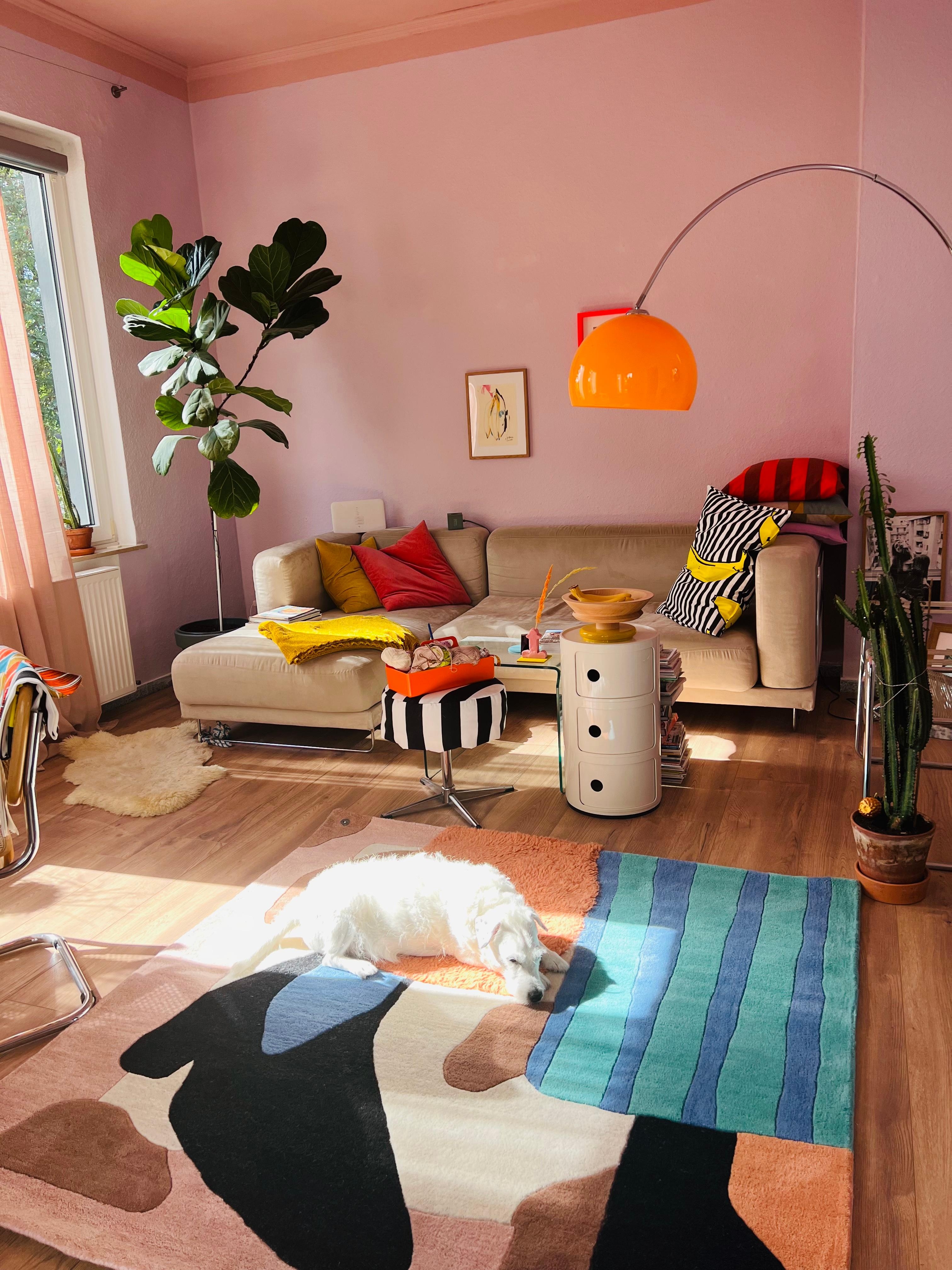 #wohnzimmer #colorcrush #teppichliebe #farbe #eklektisch #bogenlampe