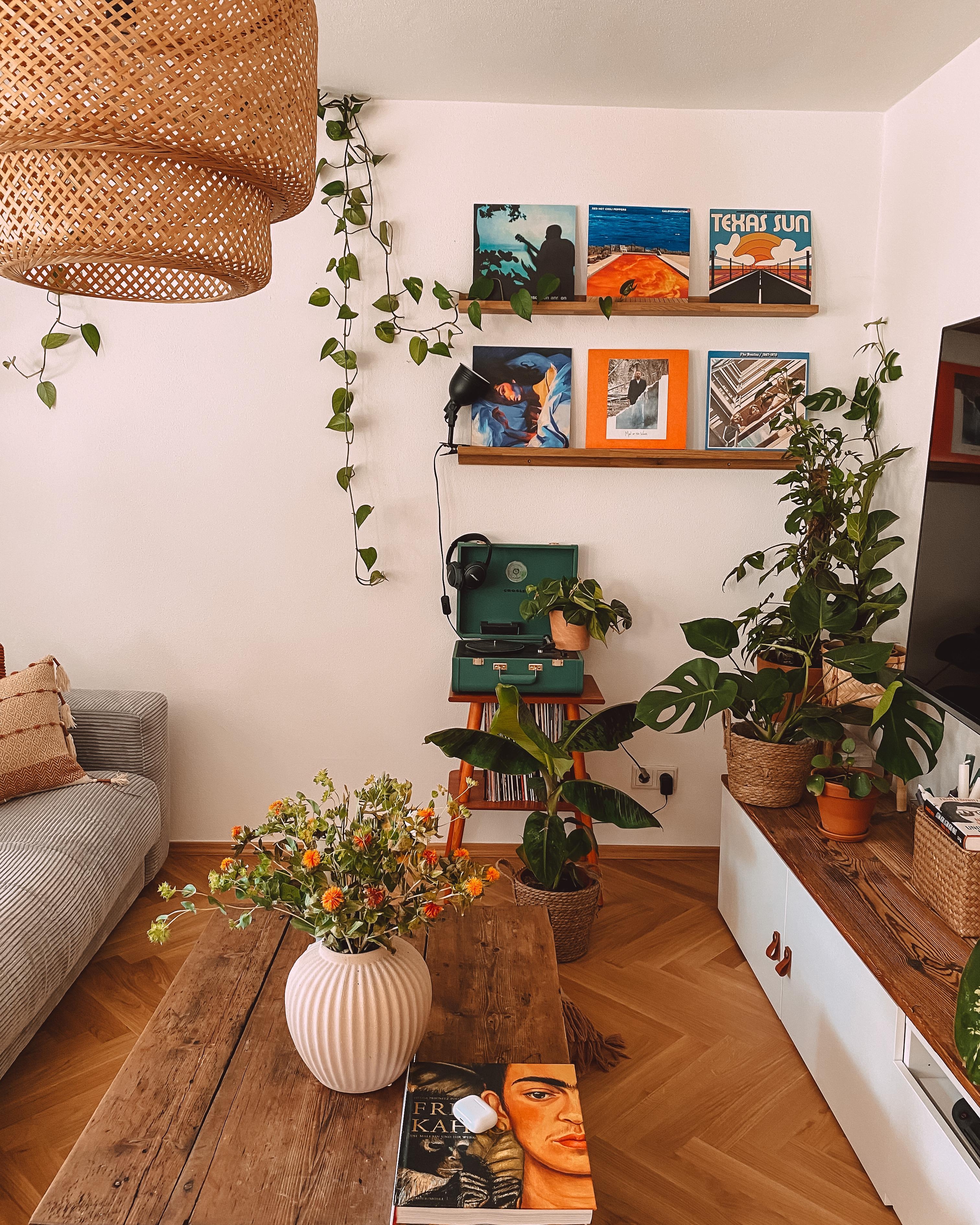 #wohnzimmer #couch #cord #vinyl #bilderleiste #plattenspieler #pflanzenliebe 