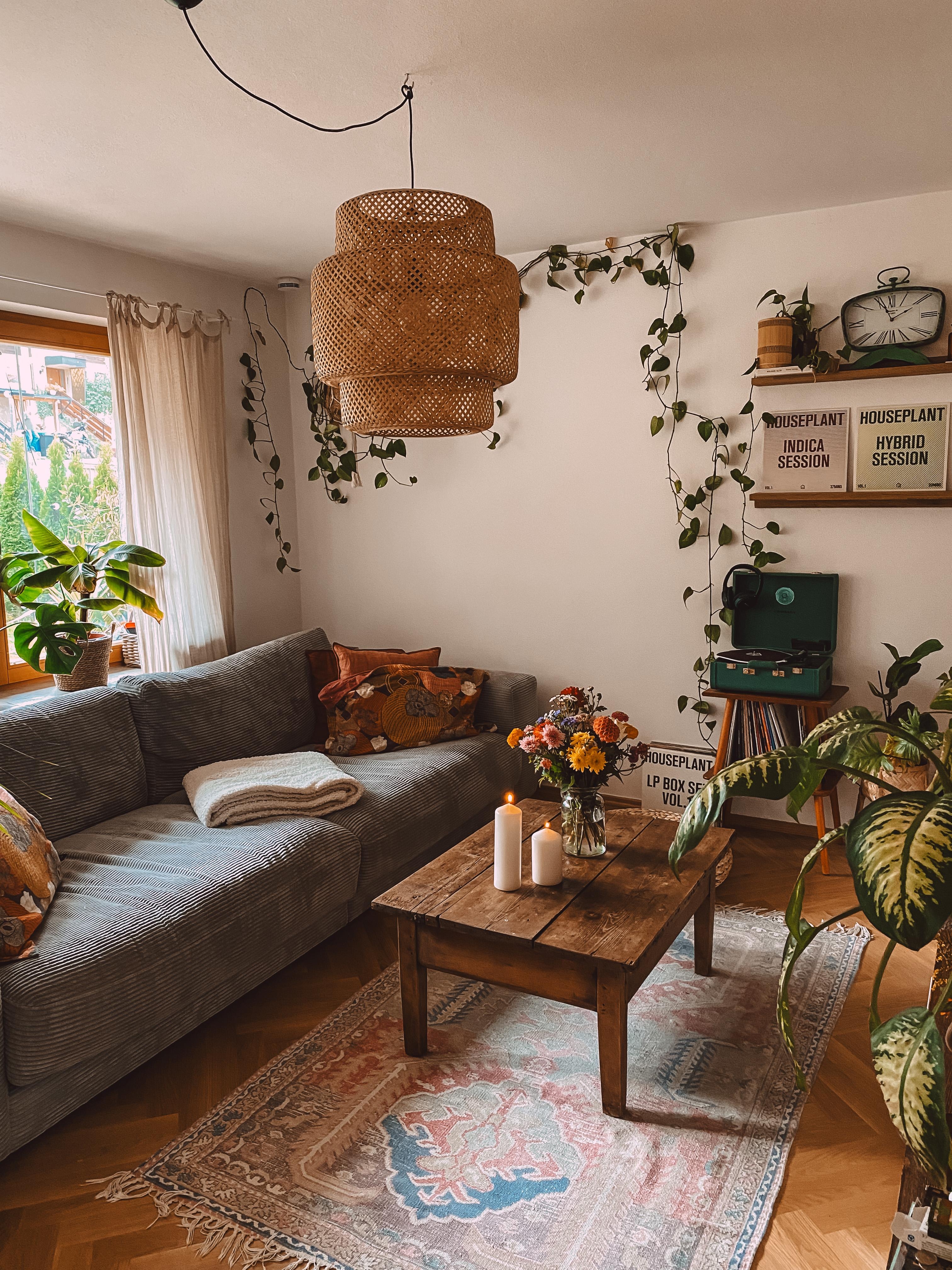 #wohnzimmer #couch #cordsofa #boho #plattensammlung #herbst #pflanzen #kerzen