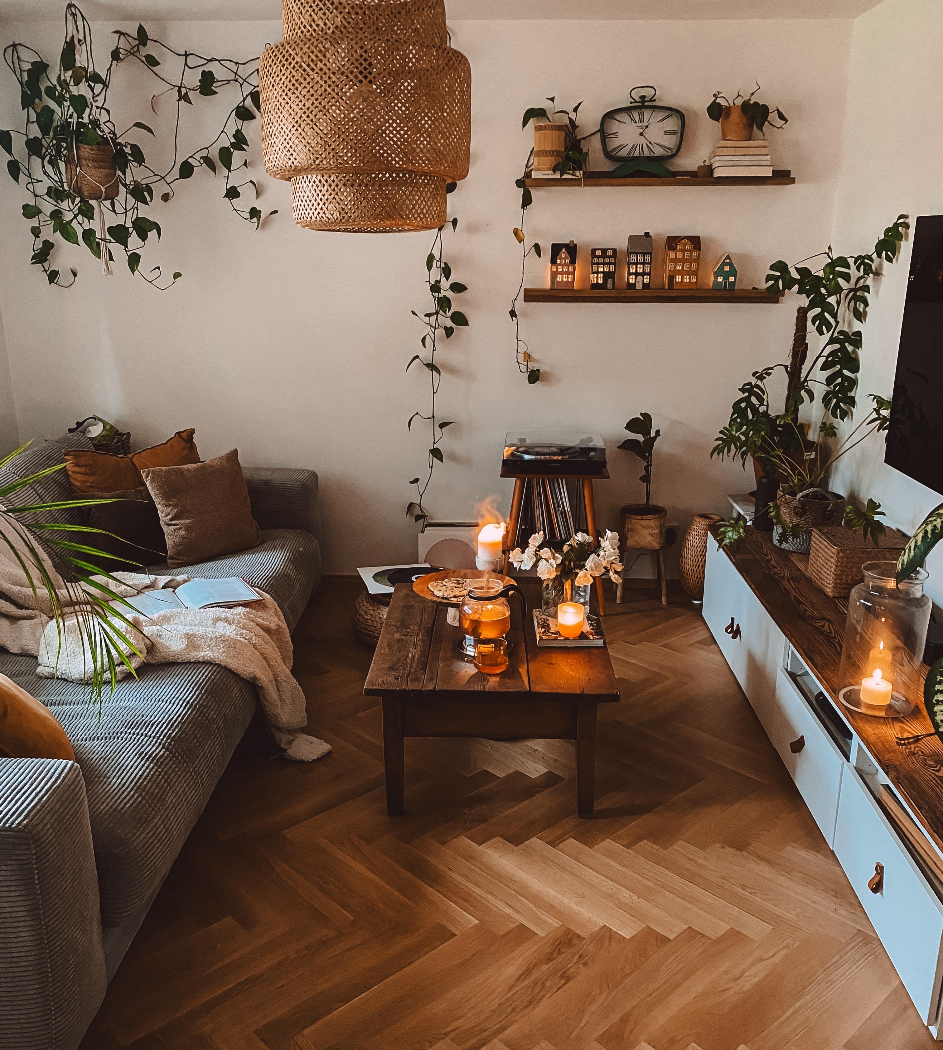 #Wohnzimmer #couch #cordsofa #lichthäuser #pflanzen #boho #vinyl #plattensammlung