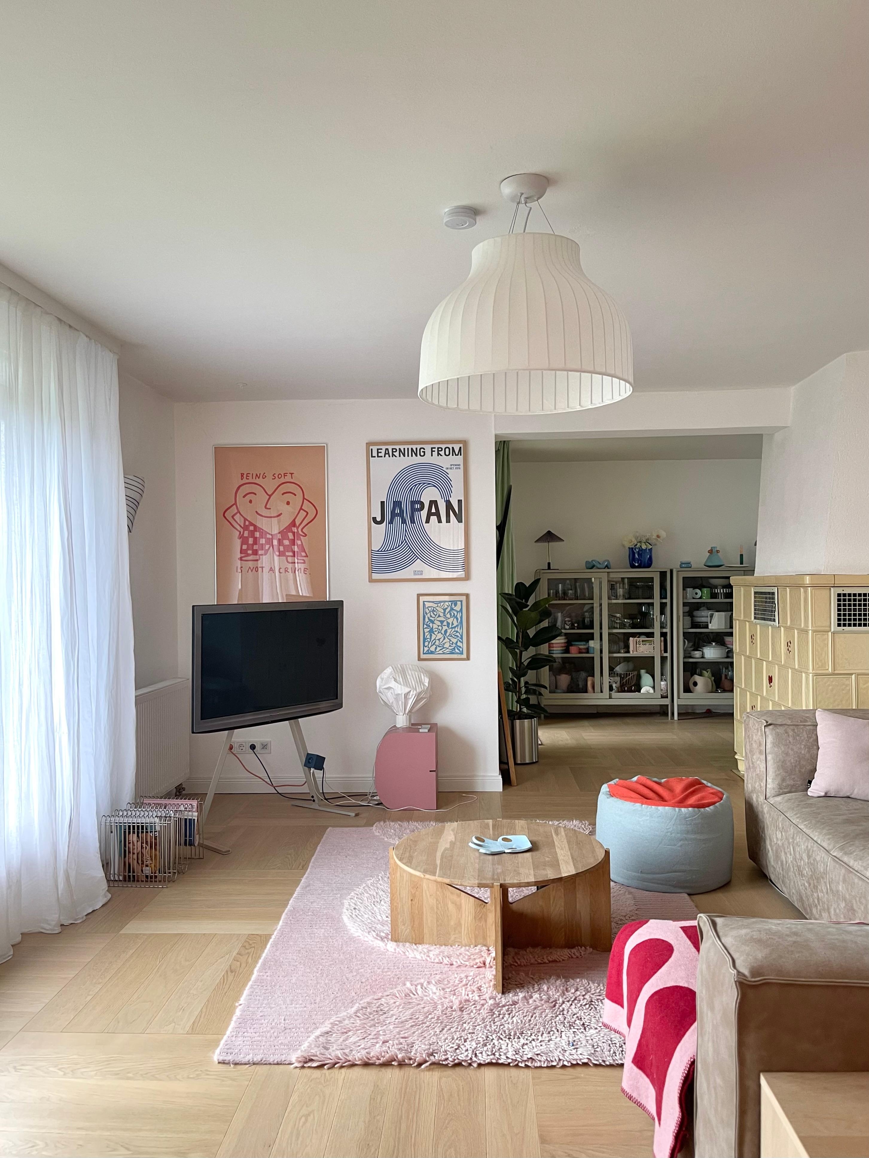 #wohnzimmer #couch #couchstyle #home #lampe #wohnen #interior #altbau #cozy #teppich #living #livingroom #farben 