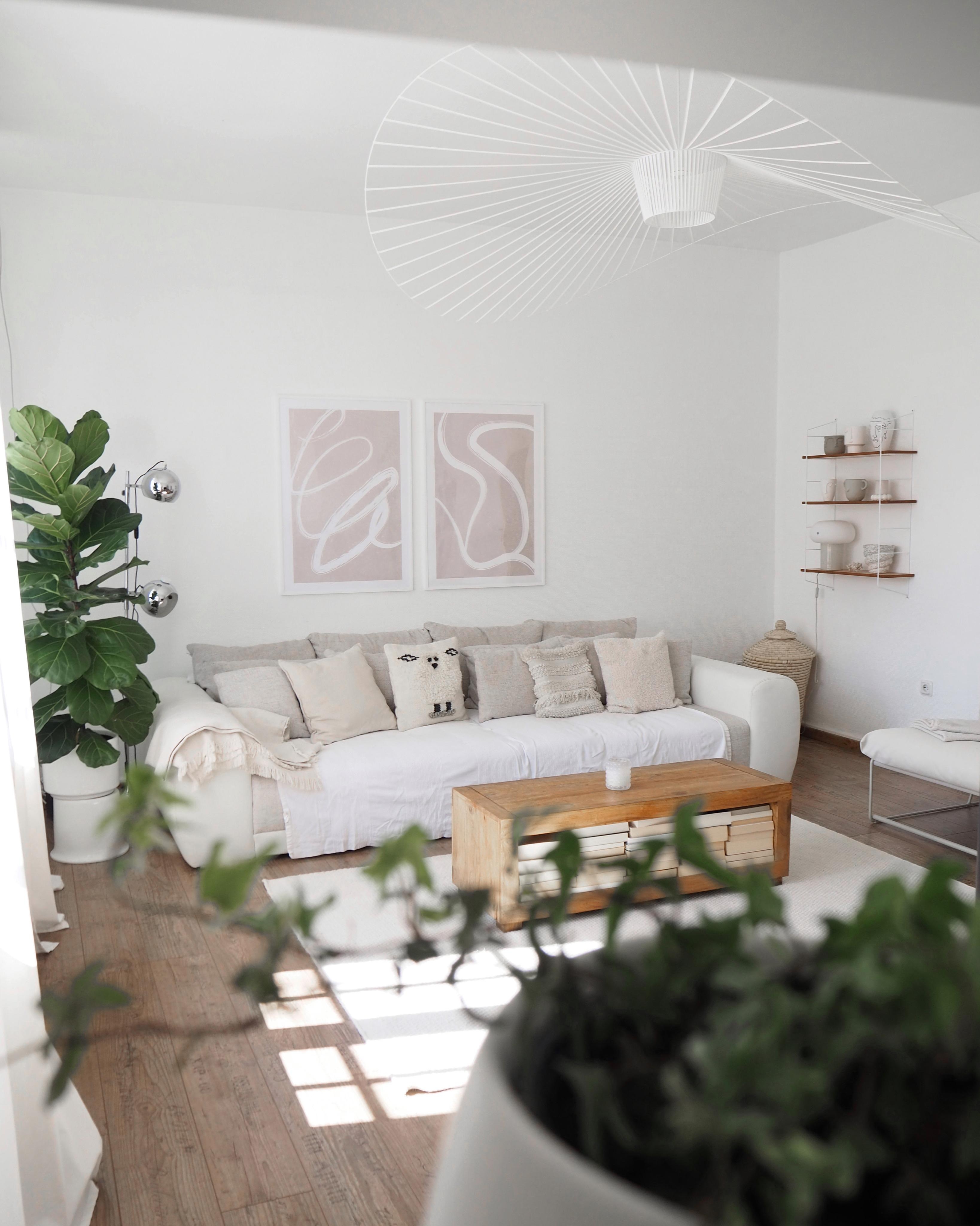 #wohnzimmer #couch #couchtisch #sofa #holz #altbau #weiss #skandi #boho #stringregal #bilder #grau #wohnraum #cozy