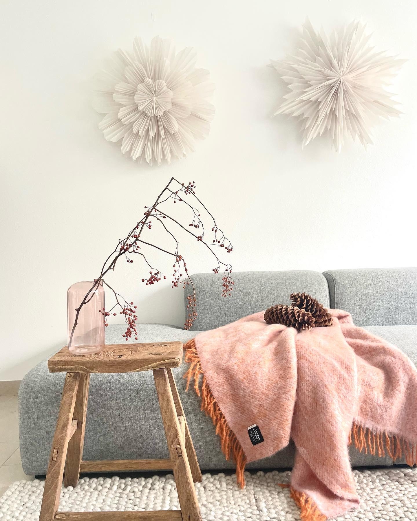 #wohnzimmer #couch #decke #winterdeko #deko #livingroom #living #wohnen #vase #cozy #hygge 