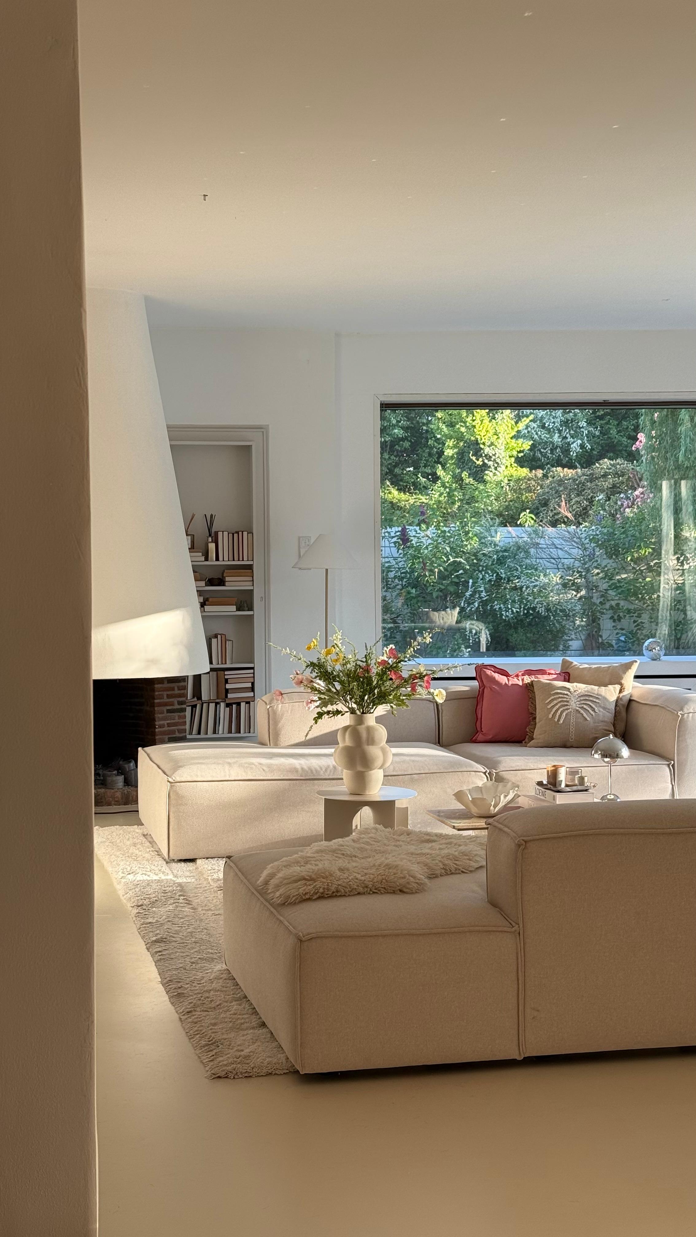 #wohnzimmer #couch #fenster #kamin #beige 