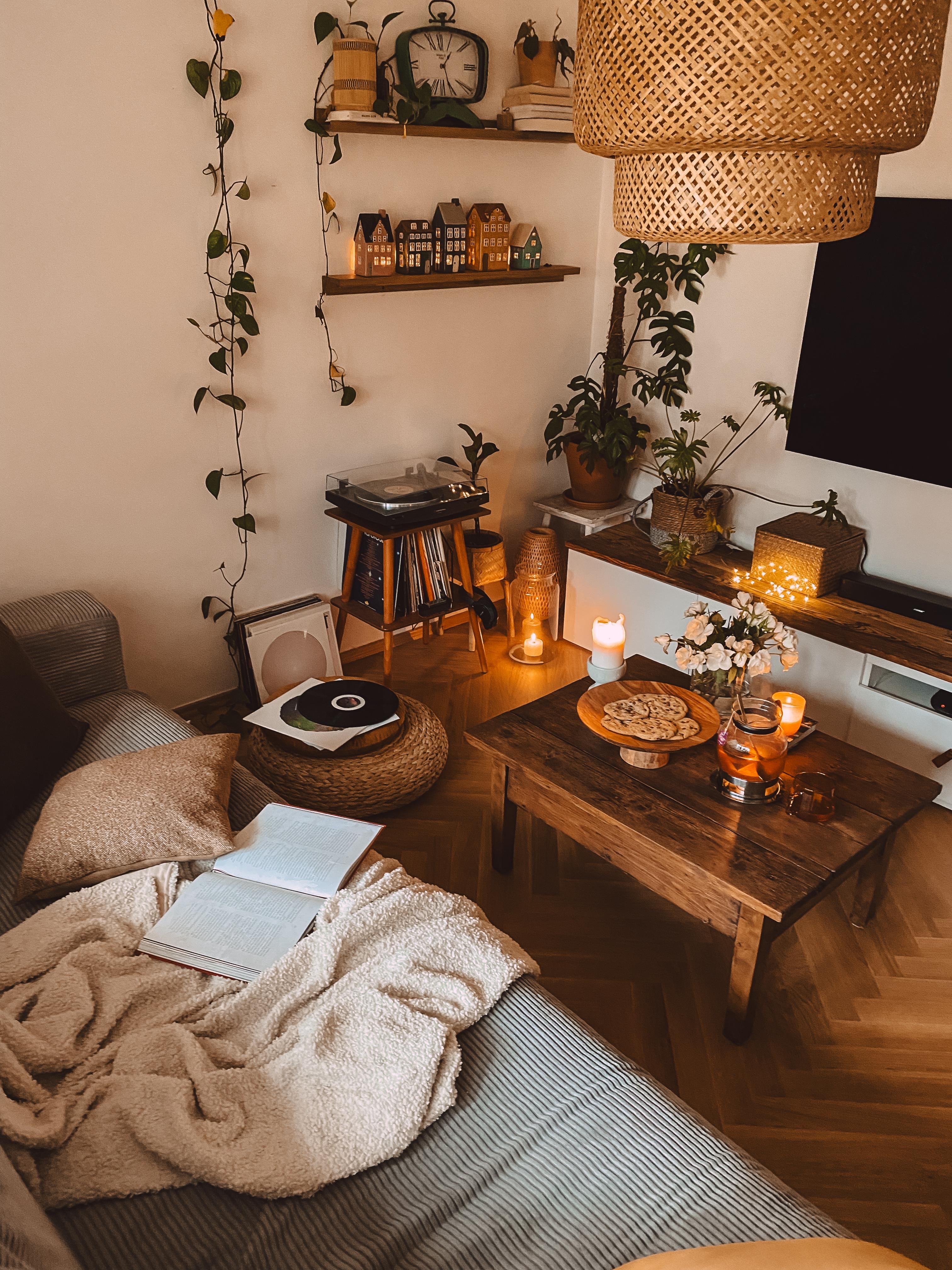 #wohnzimmer #couch #lichthäuser #musikecke #bilderleiste #pflanzen #boho #besta #ikea #cordsofa