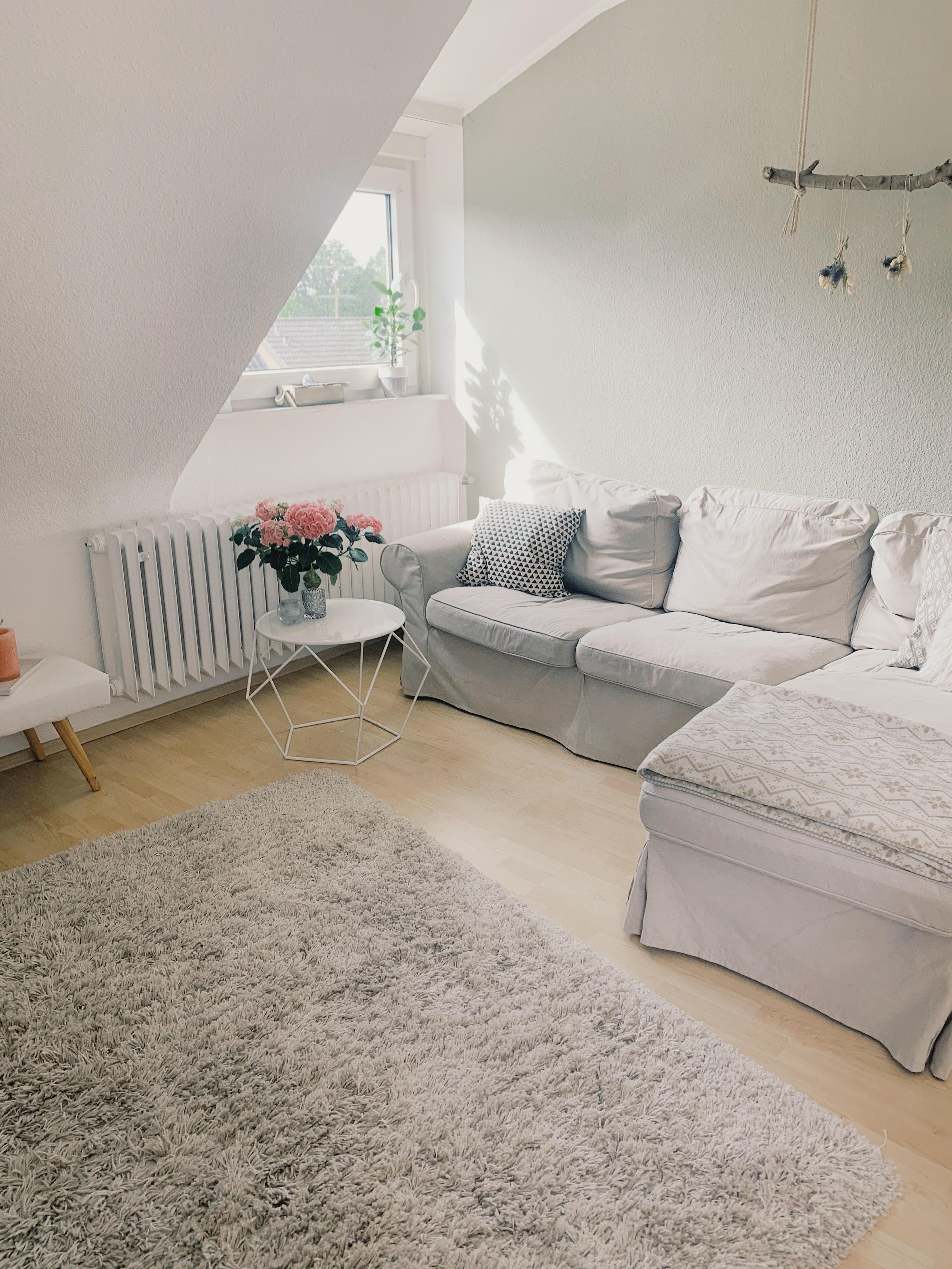 #wohnzimmer #couch #natürlichefarben #skandistyle #hortensie #astdekoration