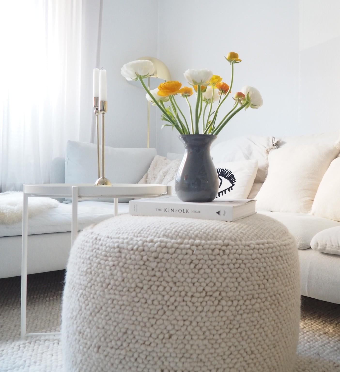 #wohnzimmer #couch #ranunkeln #blumenliebe #skandi #hygge #couchliebt #couchstyle