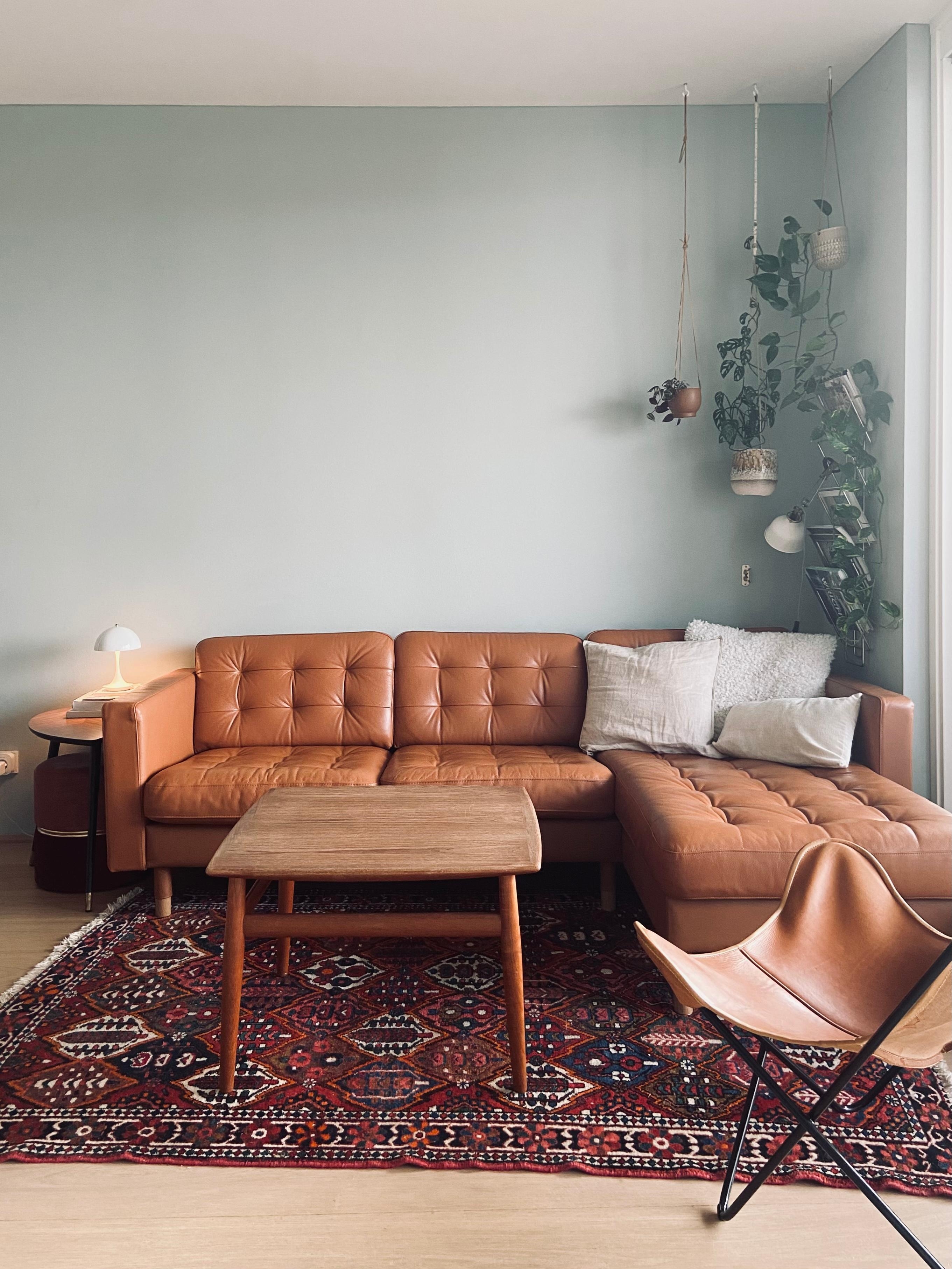 #wohnzimmer #couch #sofa #vintage #midcentury #wandfarbe #grün #leder #lampe #panthella #teppich 