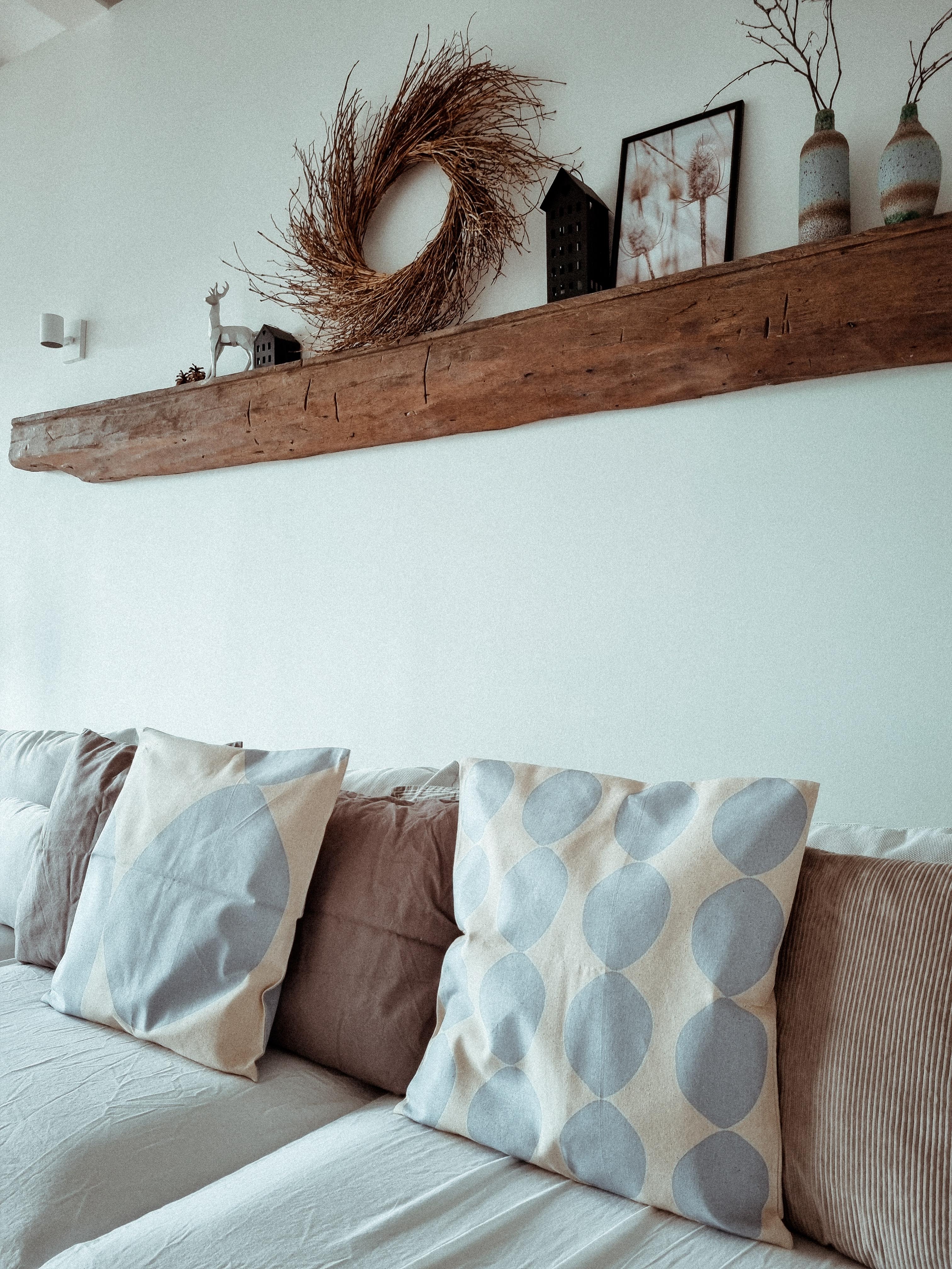 #wohnzimmer #couch #sofakissen #hellblau #blau #winterdeko #naturmaterialien 