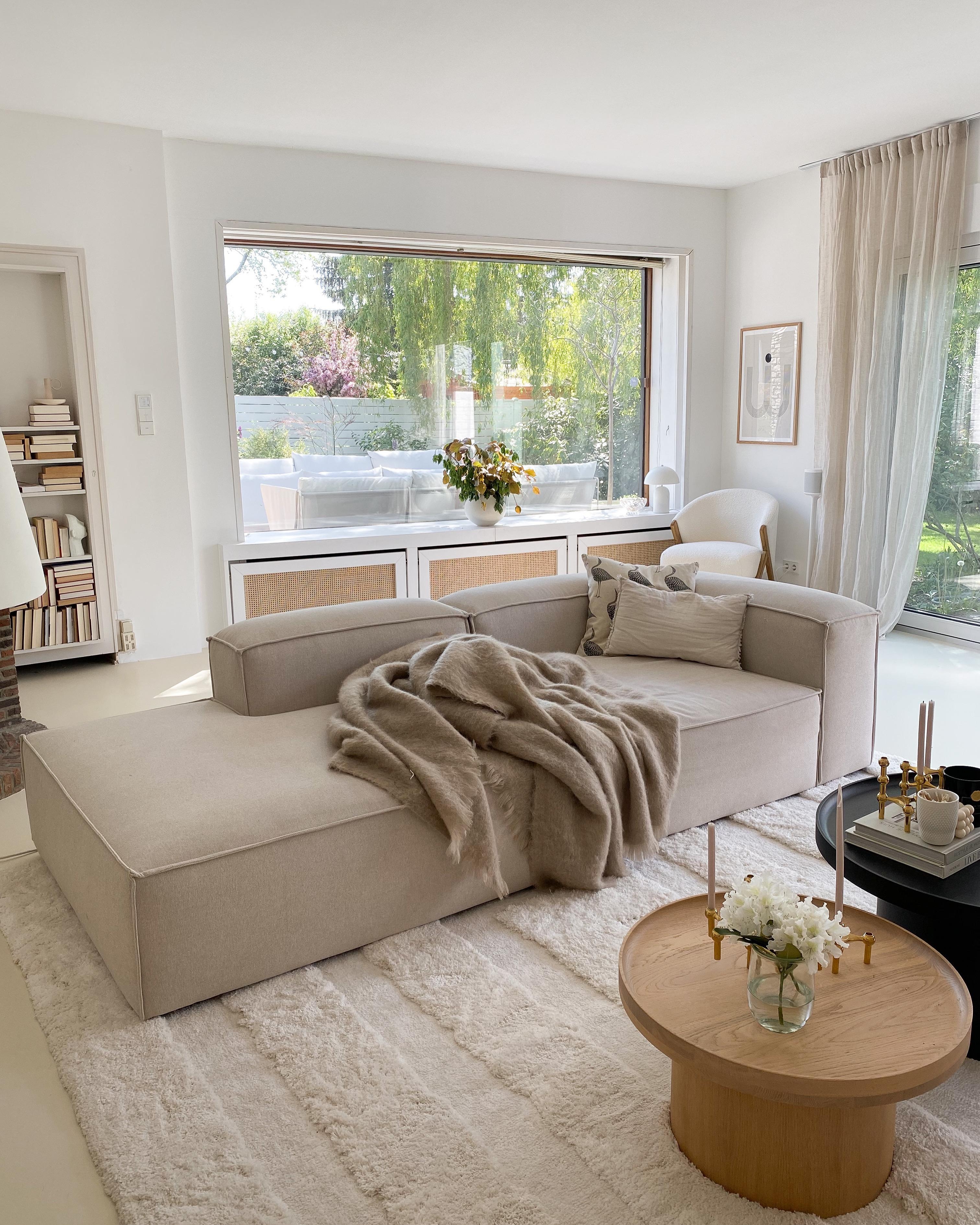 #wohnzimmer #couch #teppich #whiteliving #couchliebt #panorama #fenster #living #beige 