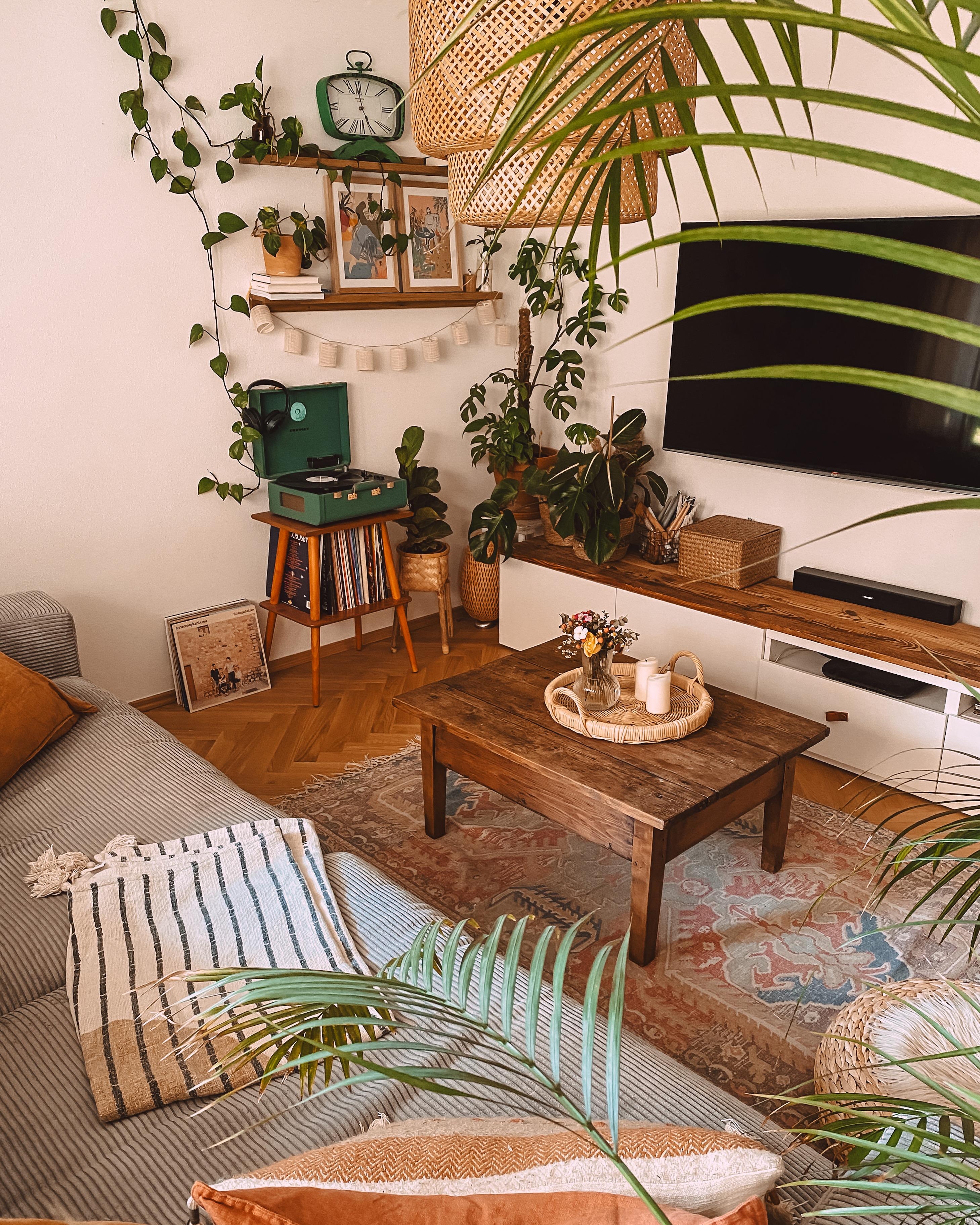 #wohnzimmer #couch #tvwand #bilderleiste #pflanzen