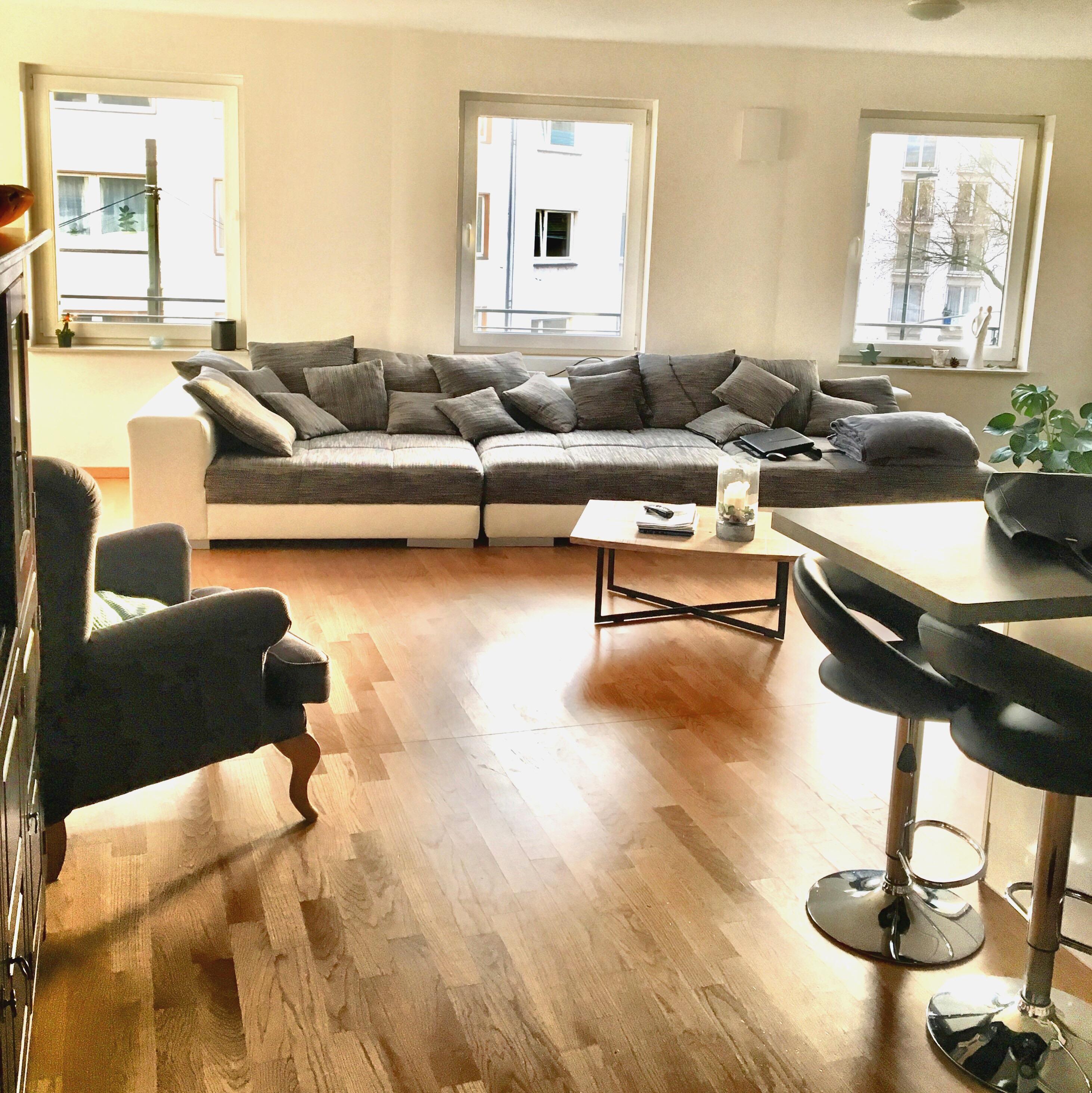 #wohnzimmer #couchliebt #livingroom #couch #whiteliving #sofa #parkett #scandilove #nordicliving #holz 