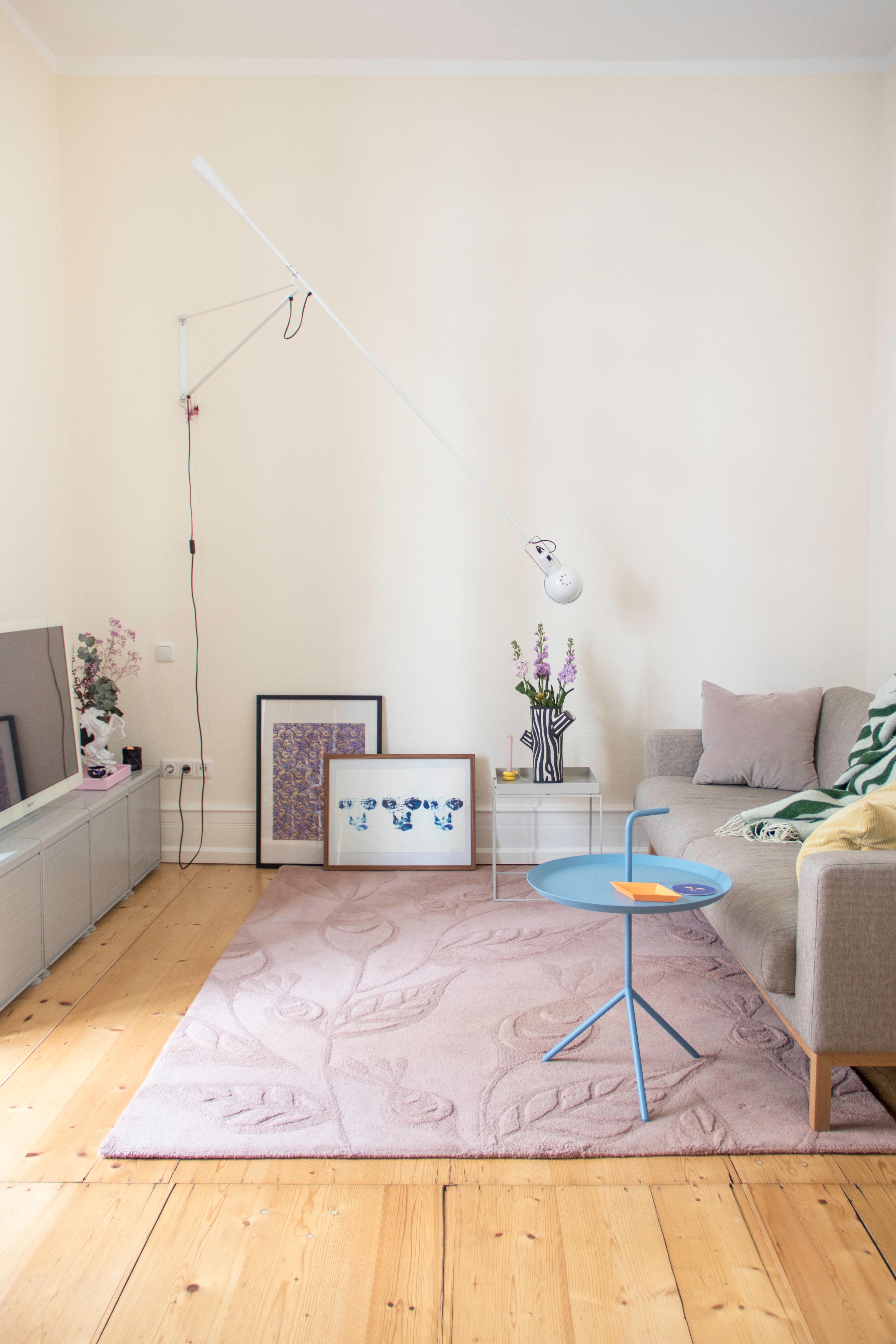 #Wohnzimmer #Couchliebt #Wandleuchte #Lampe #Farbenfroh #Teppich #Altbau #Holzdielen #Sofa #Pastell #Rosa #Blumen