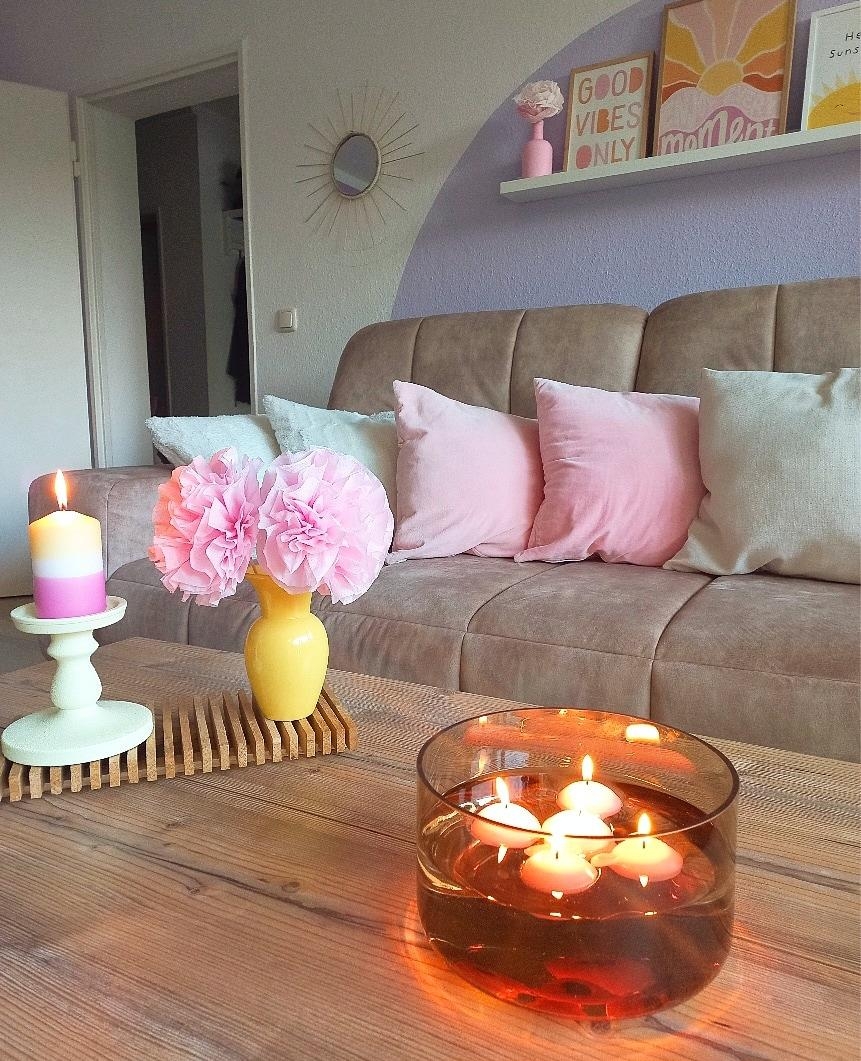 #Wohnzimmer #couchstyle #scandinavianinterior #Sofa #kissenliebe #Kerzen #beige #Regal #gallerywall #lila #rosa #gemütlich #hygge