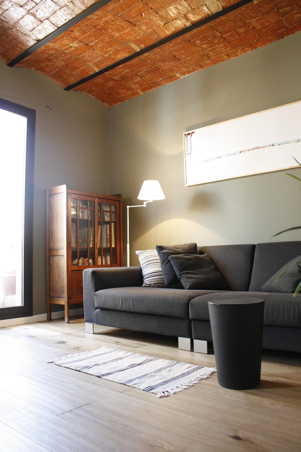 Wohnzimmer #couchtisch #beistelltisch #vitrine #wandbild ©Victoria Aragonés / Innenarchitektur