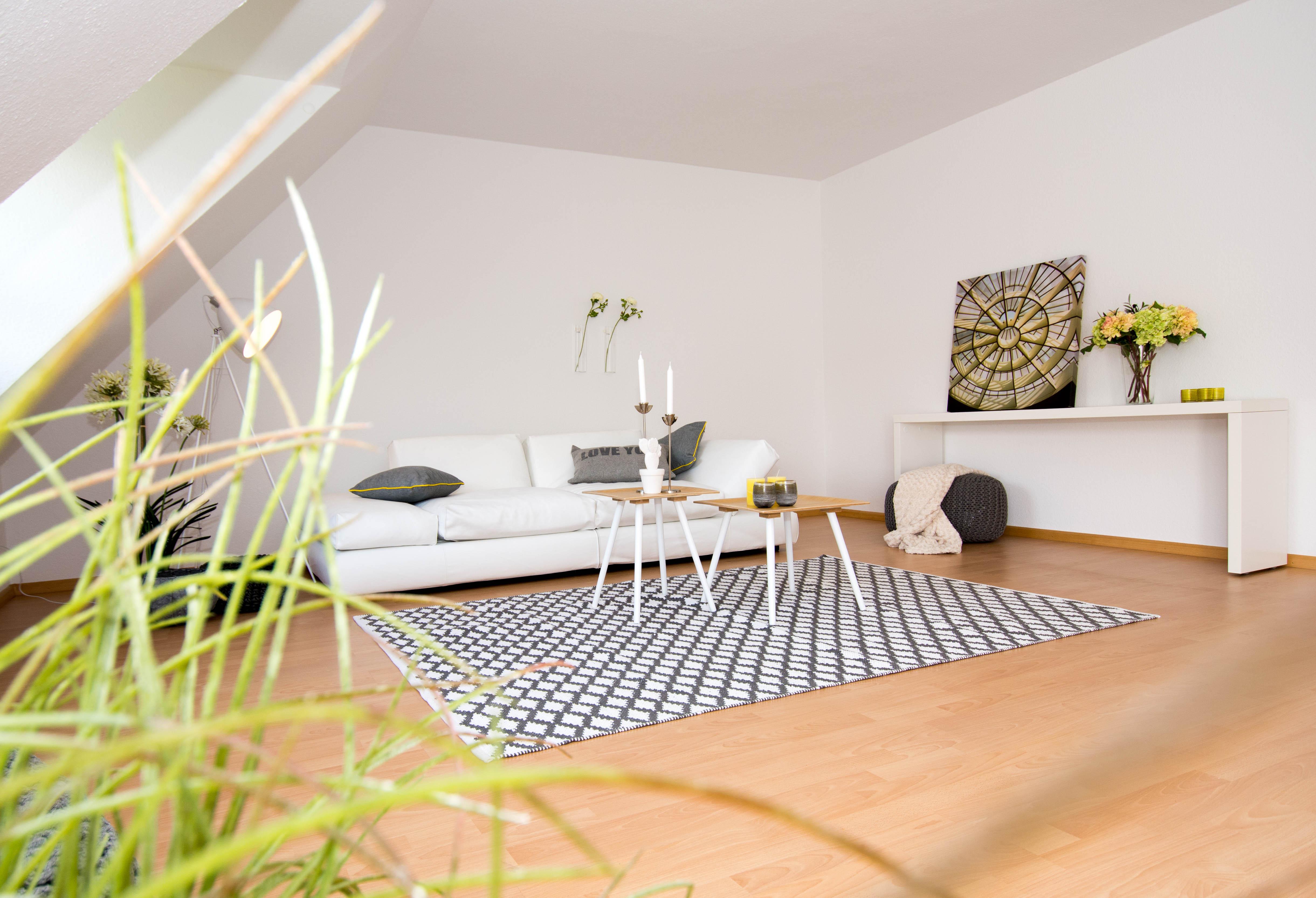 Wohnzimmer #couchtisch #dachschräge #wandfarbe #teppich #pouf #laminat #sofa #konsolentisch #weißerkonsolentisch ©Luna Home Staging
