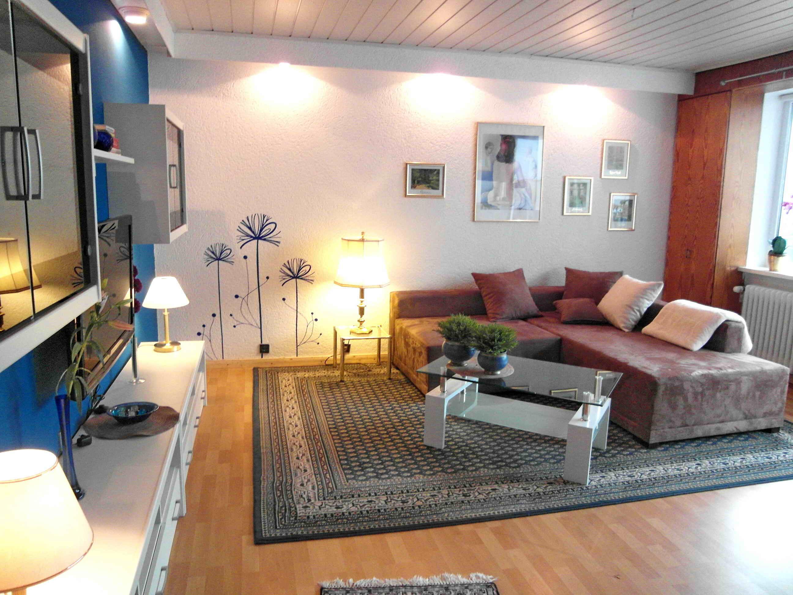 Wohnzimmer #couchtisch #ecksofa #sideboard #wandtattoo #weißercouchtisch #glascouchtisch #braunessofa ©artenstein