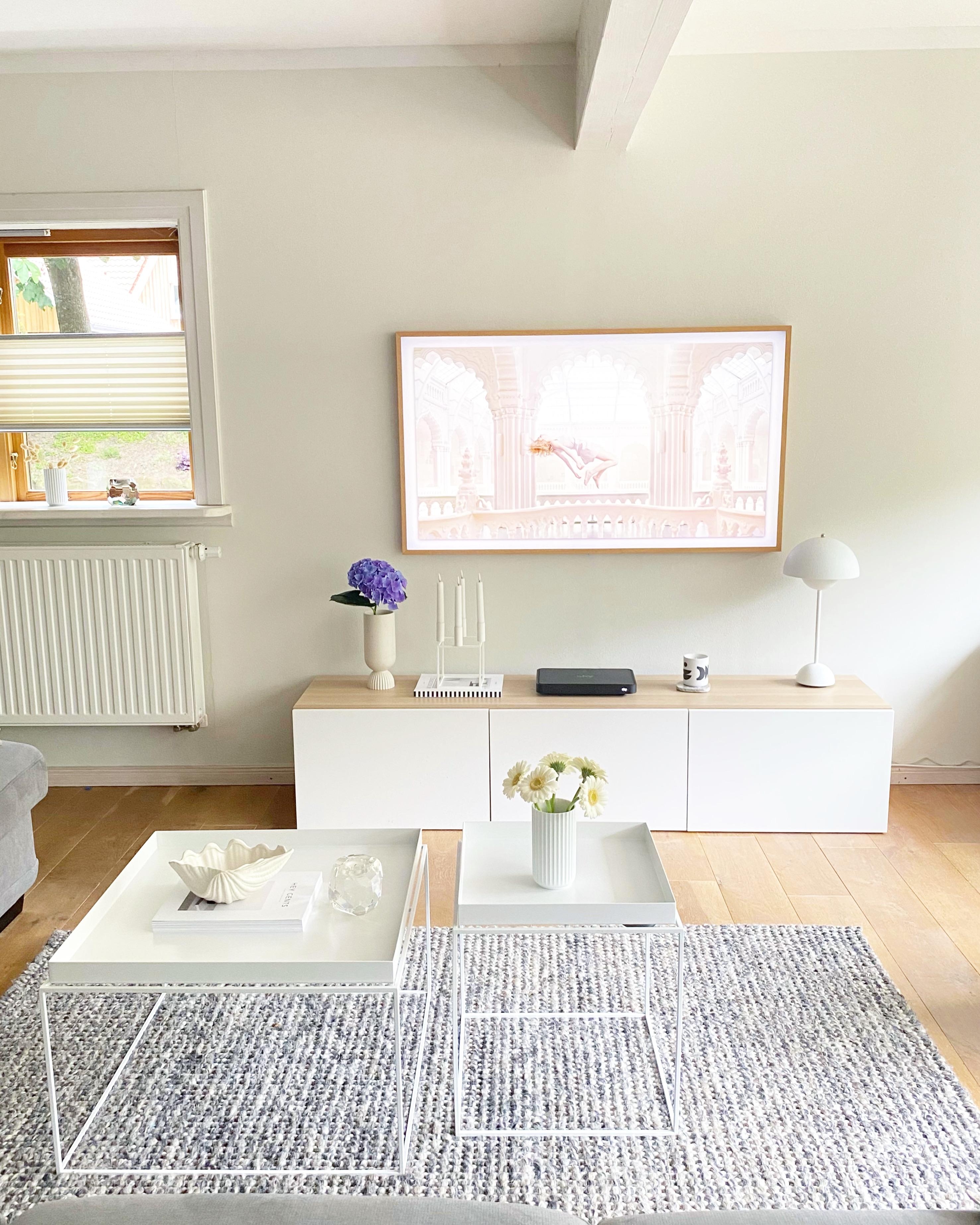#wohnzimmer #couchtisch #tvboard #fernseher #blumendeko #holzhausromantik 