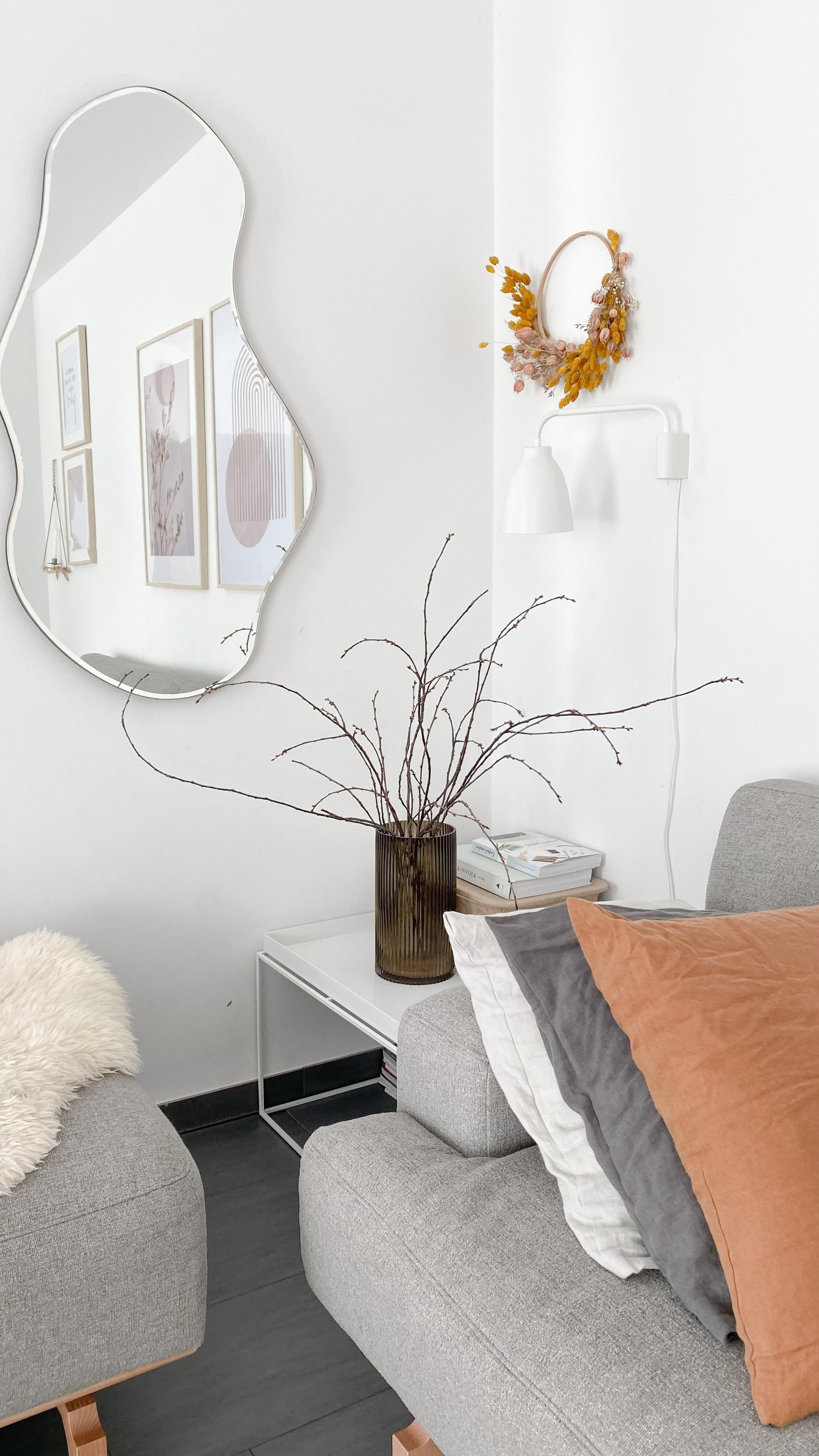 #wohnzimmer #cozy #couch #leseecke #spiegel #wanddekoration #trockenblumen 