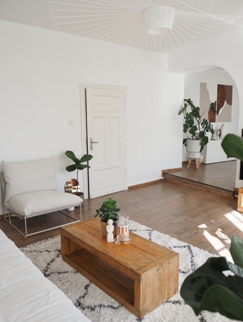 #wohnzimmer #deckenlampe #altbau #whiteinterior #couchtisch #benuta #prlanzenkiebe #dekoration