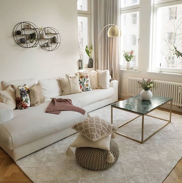 #wohnzimmer #deoration #altbau #interiordesign #couch #couchtisch