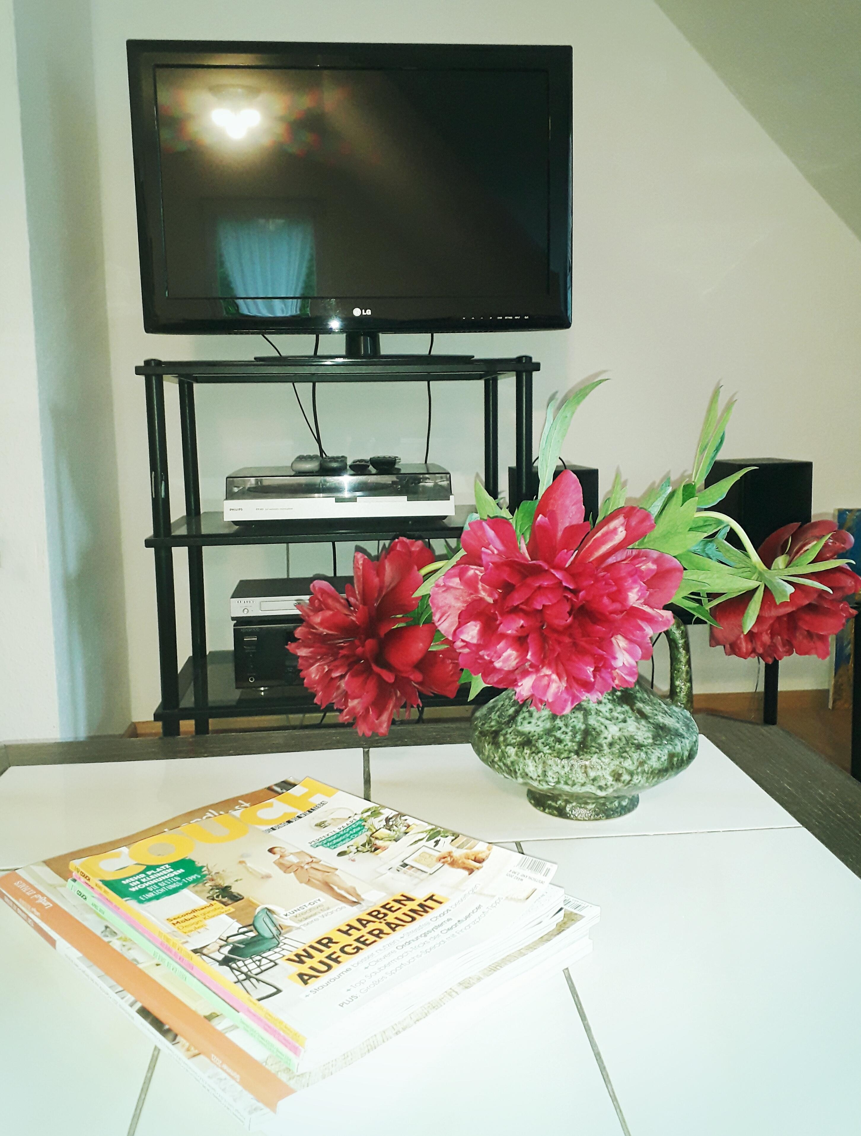 #wohnzimmer #details #pfingstrosen #keramikvase #couchtisch #zeitschriften #tv