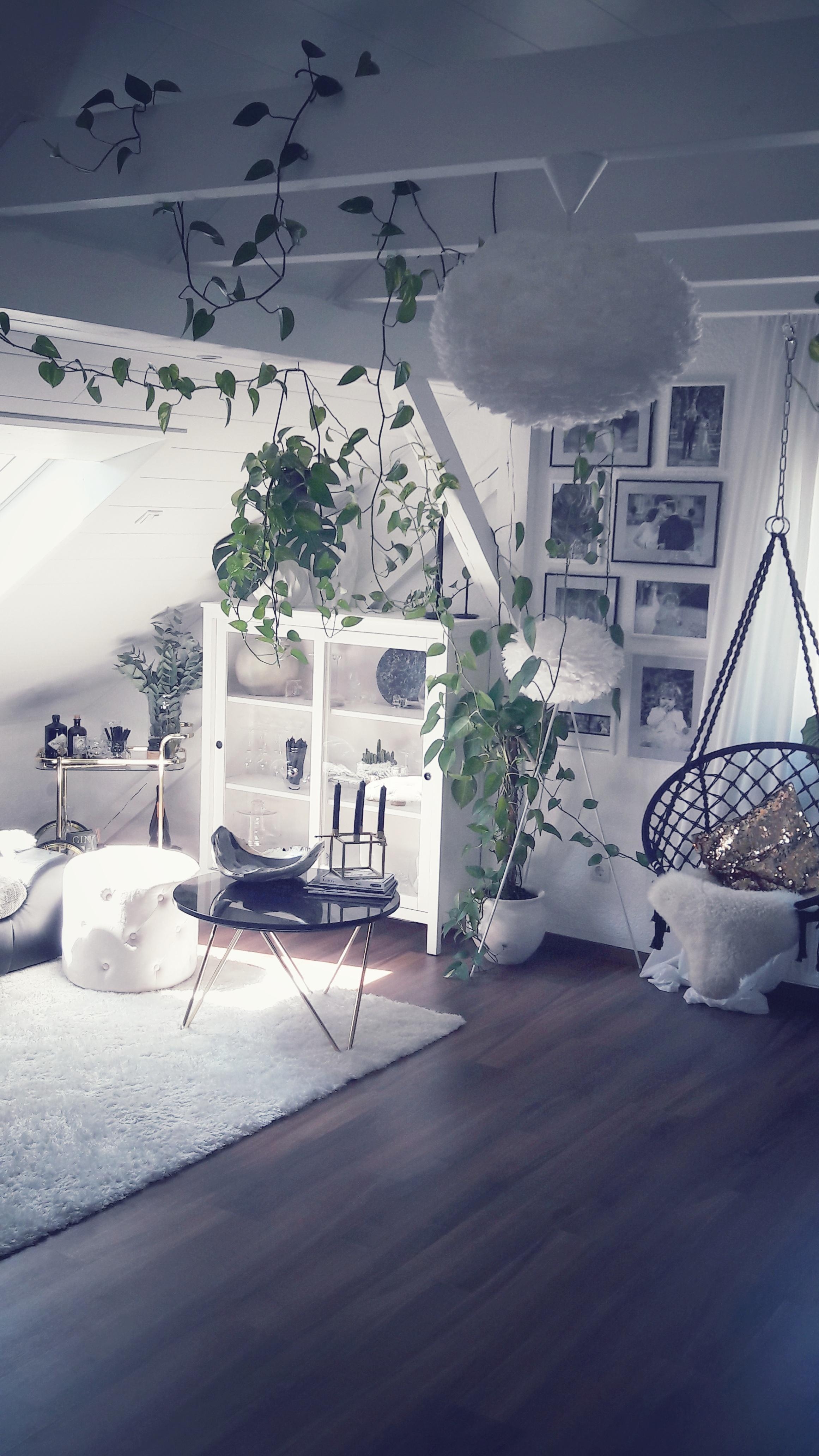 #Wohnzimmer Einblick #Couch #Black #Ehite #Gold #Marmortisch #Dachschräge #Chillimilli 