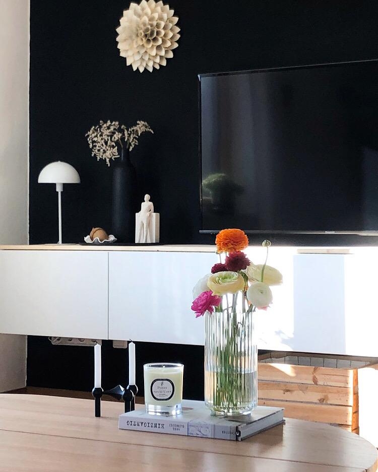 Wohnzimmer-Einblick
#wohnzimmer #flowers #kähler #vase