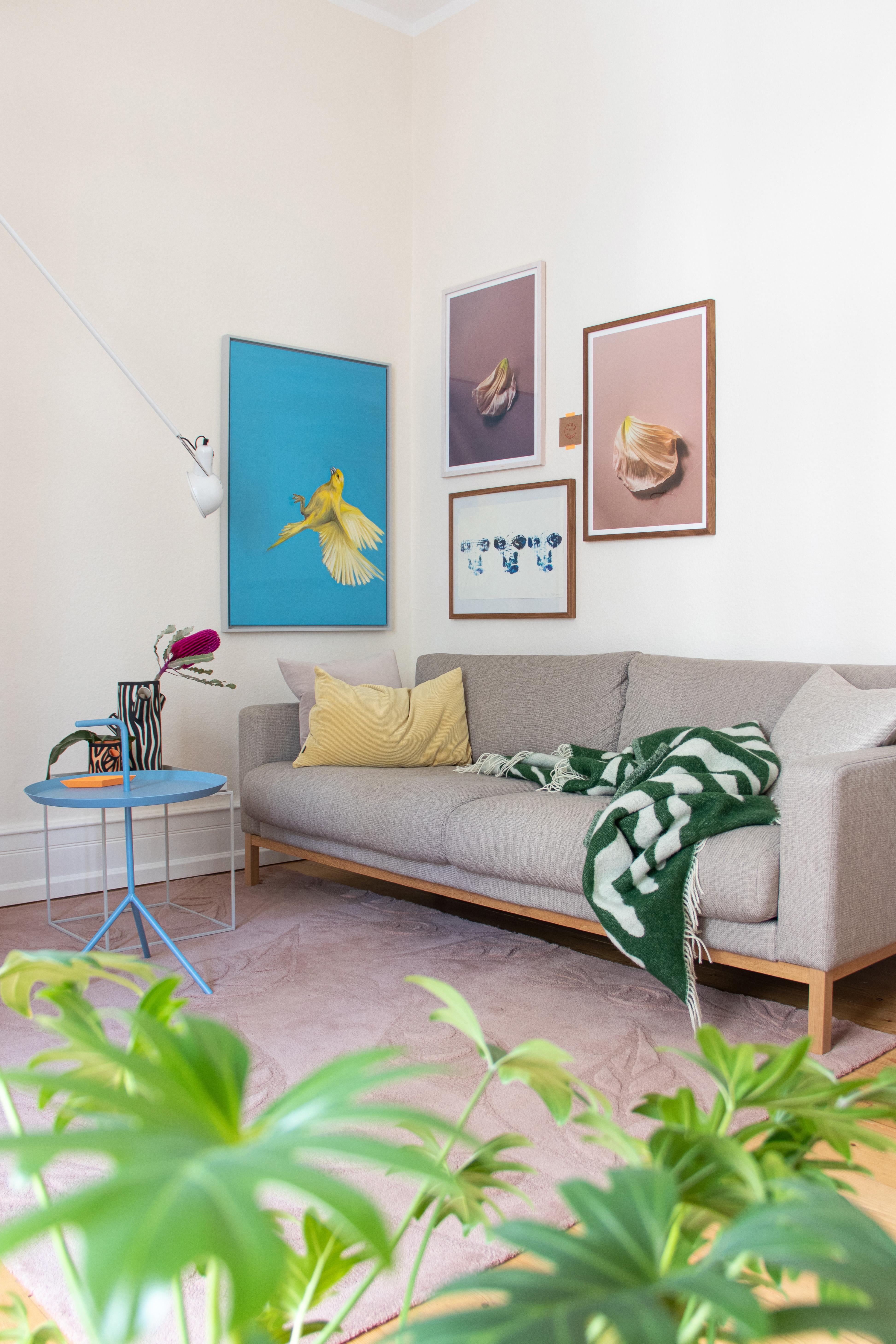 #wohnzimmer #farbenfroh #couchliebt #pastell #gallerywall #kunst #fotografie #sofa #teppich #beistelltisch #grün #blau