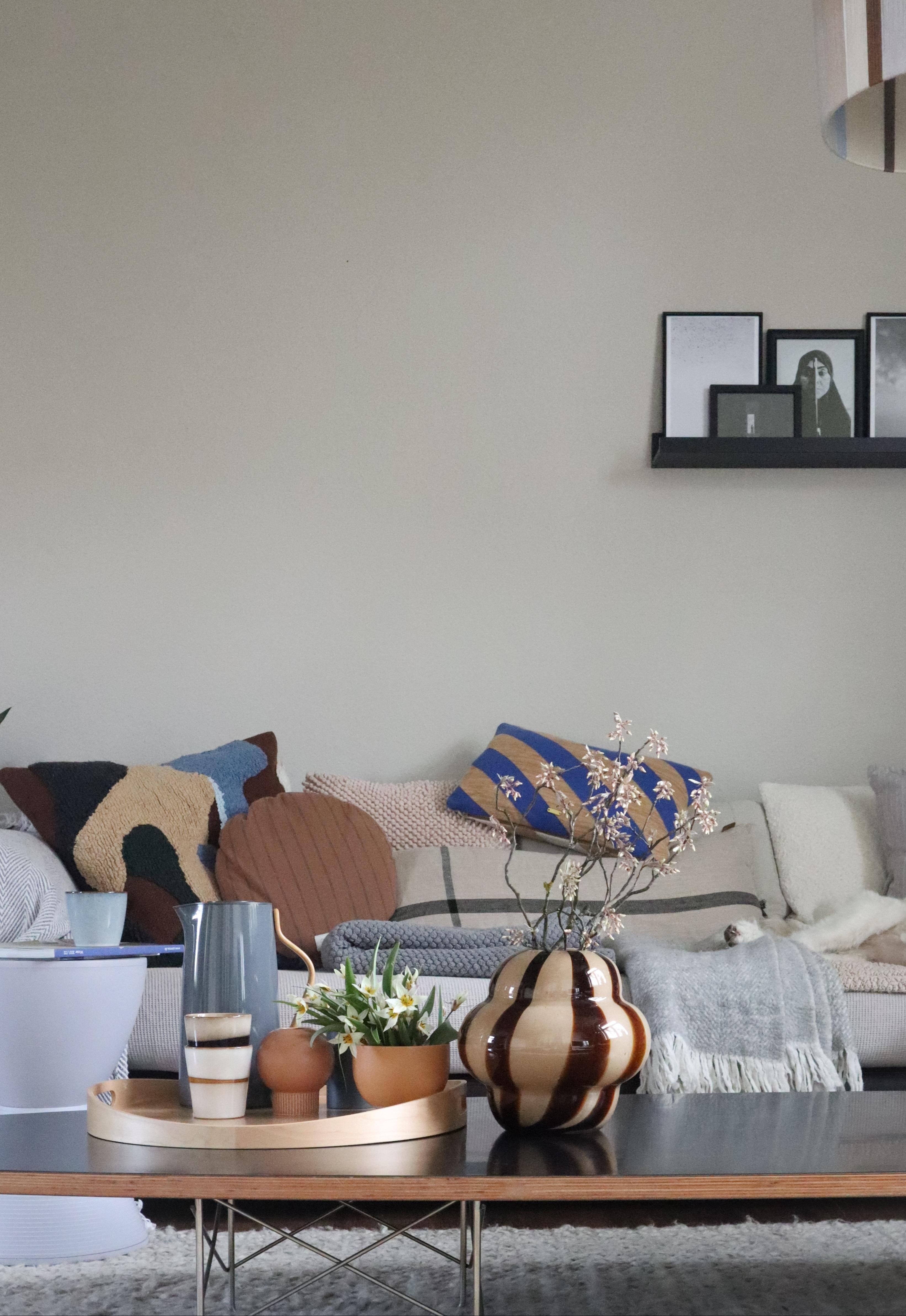 #wohnzimmer #frühling #blauundbraun #gemütlich #wohnzimmerdeko #sofazeit #couchstyle