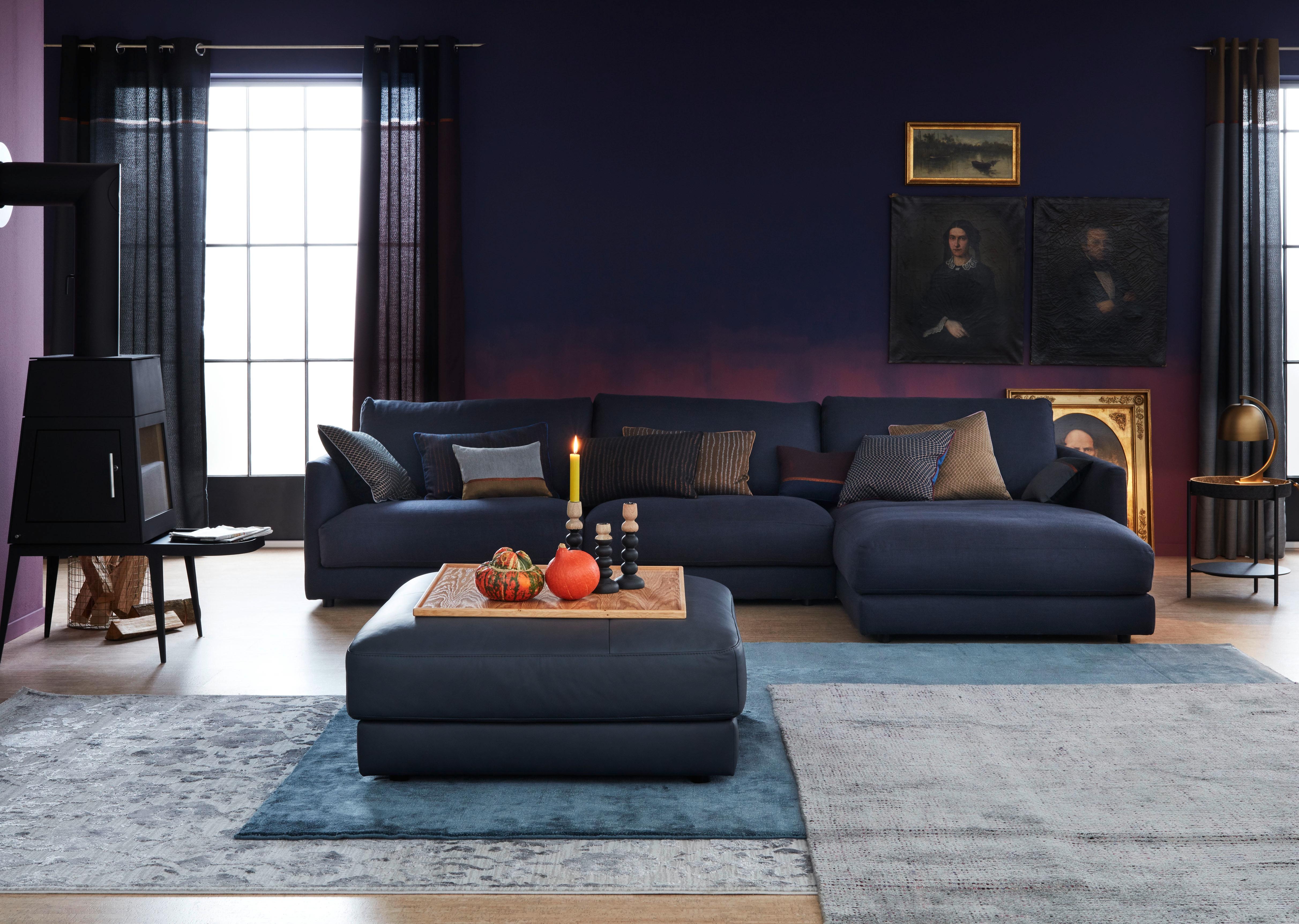 Wohnzimmer ganz in Blau getaucht! Wir lieben den edlen Look! #schoenerwohnenkollektion #wohnzimmer #Blau #Sofa