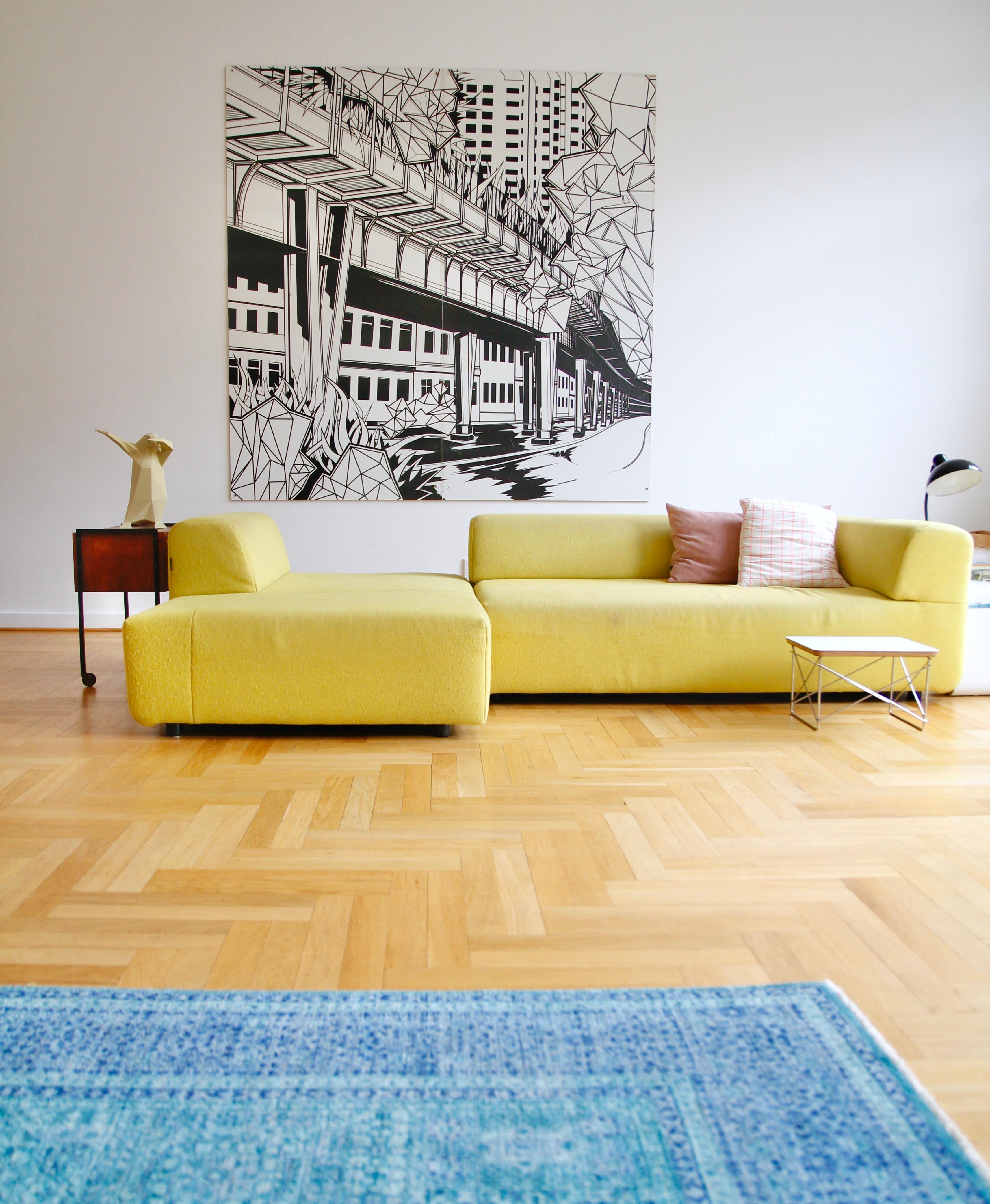 #wohnzimmer #gelb #kunst #teppich #altbau