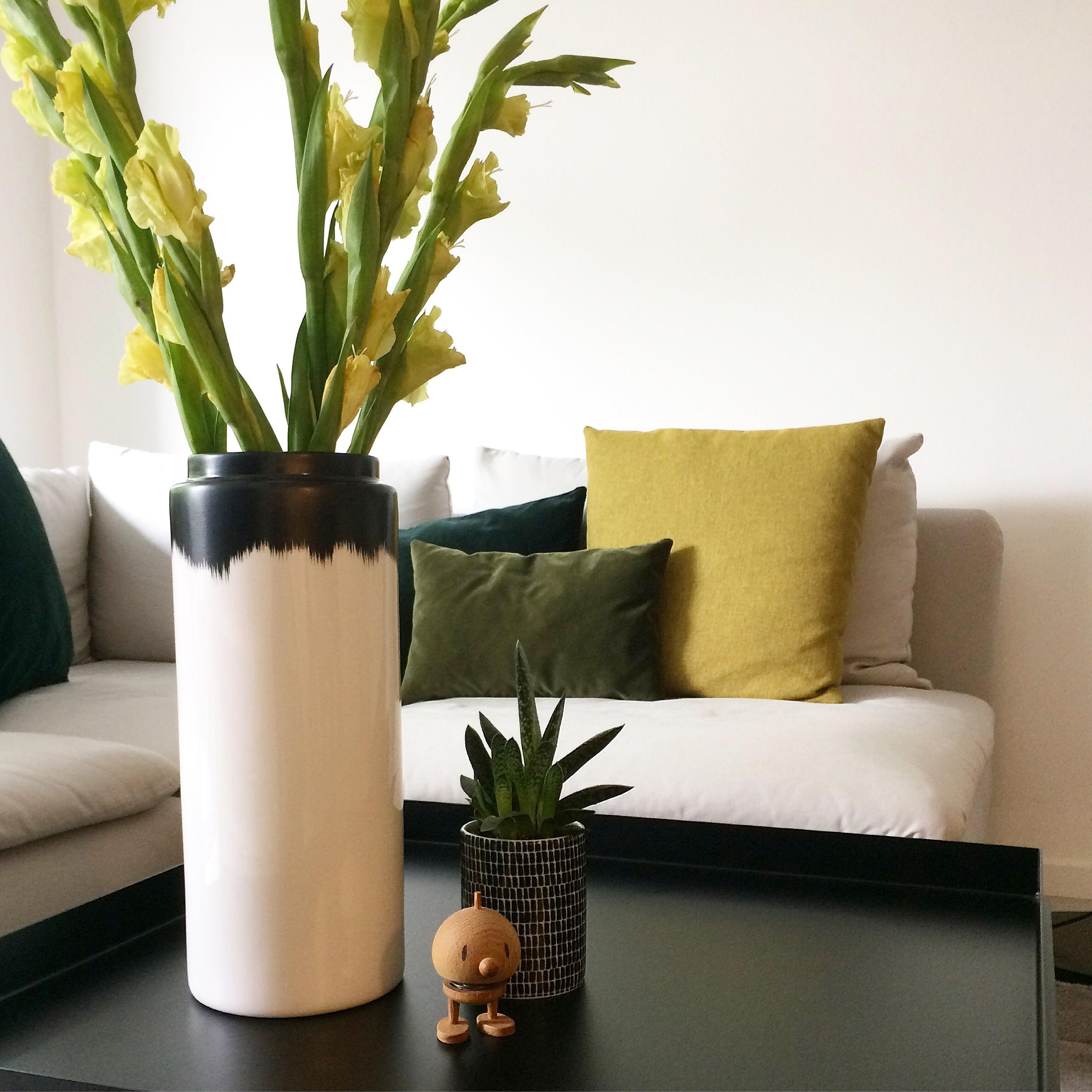 Wohnzimmer #gladiolen #flowers #interior #couch #herbstlich #interiordesign #minimalism #grauweißeküche