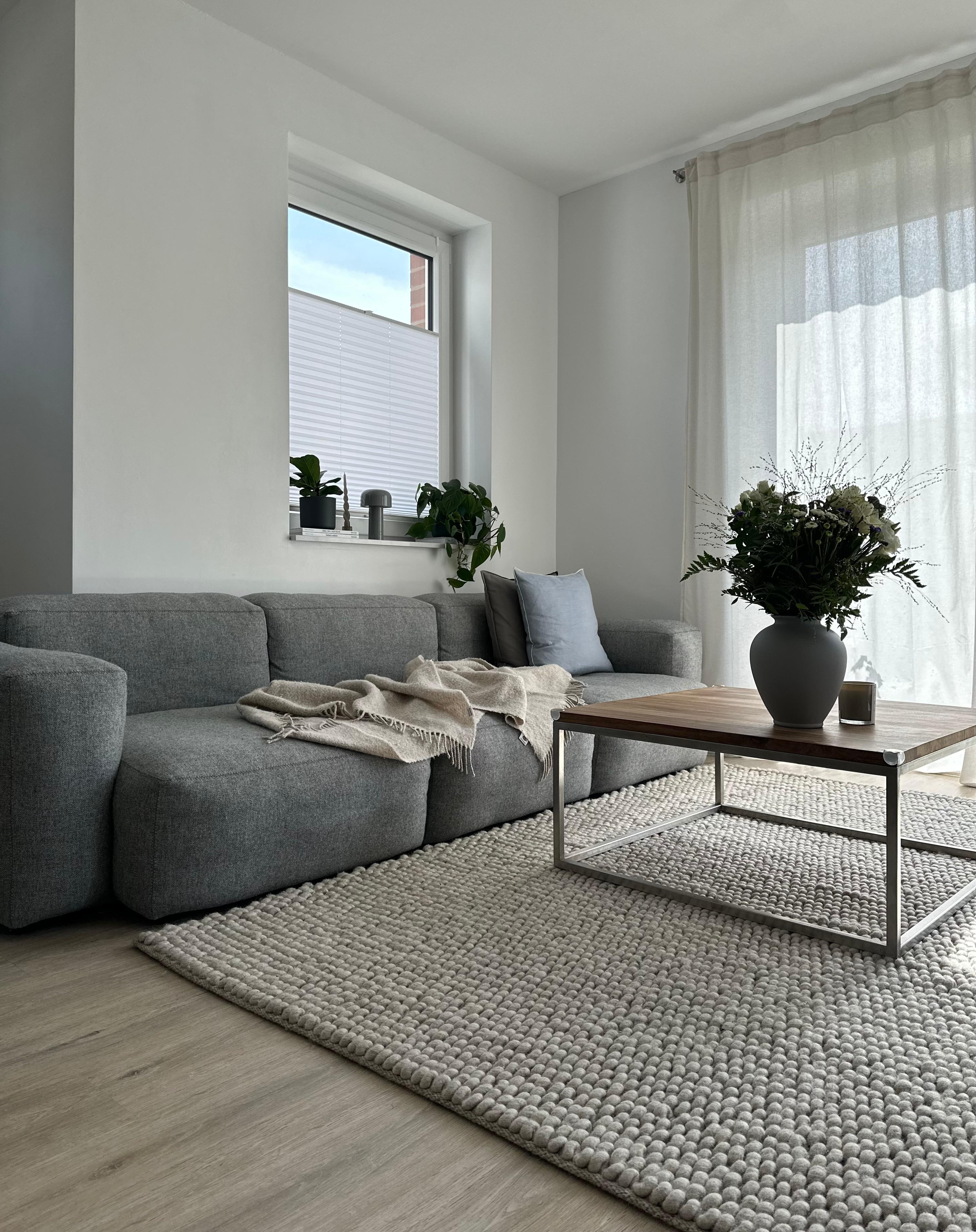 #wohnzimmer #grauessofa #haydesign #couchliebt #couchtisch #frischeblumen #blumenvase #grauvase #beigerteppich