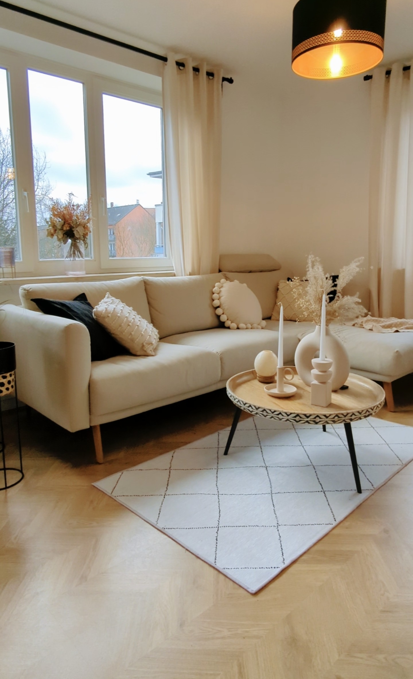 Wohnzimmer
#hell #beige #interiordesign  #blackaccessories #minimalism,#beigedecor #homestyle  #scandinaviandesign