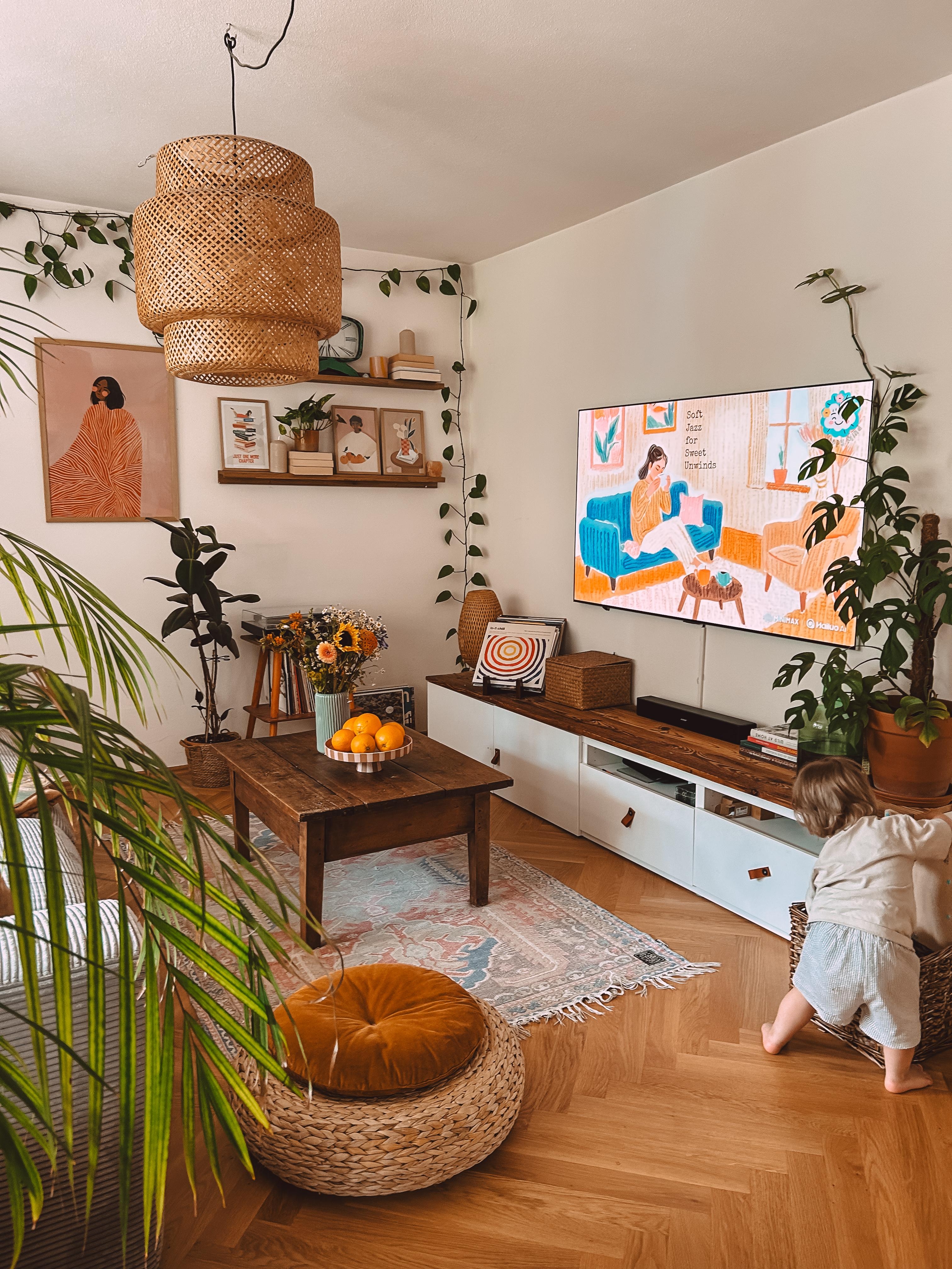 #wohnzimmer #ikea #fernsehen #bücher #boho #blumen #bilderleiste #plattensammlung #poster