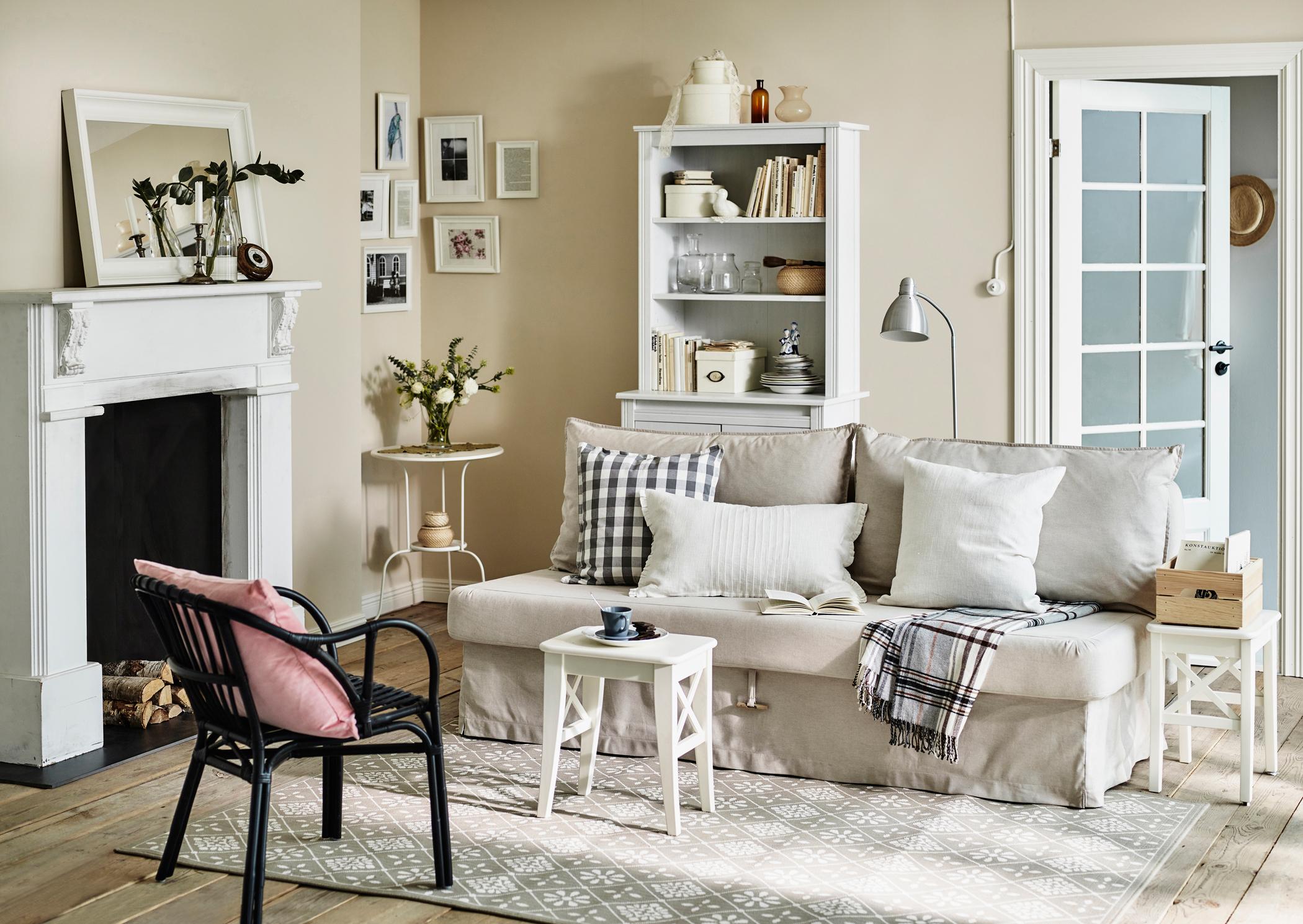 Wohnzimmer im Landhausstil #stuhl #couchtisch #beistelltisch #kamin #ikea #sofa #weißercouchtisch #zimmergestaltung ©Inter IKEA Systems B.V.