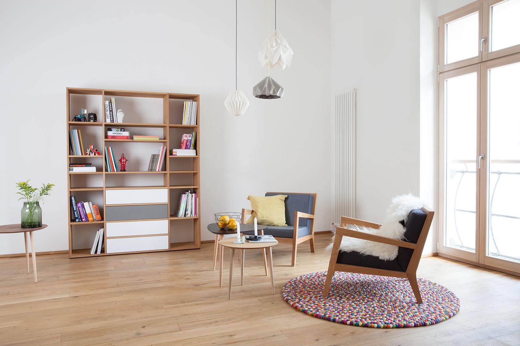 Wohnzimmer im skandinavischen Stil #couchtisch #beistelltisch #bücherregal #wohnzimmer #sessel #wohnzimmerregal #skandinavischesdesign ©mycs GmbH
