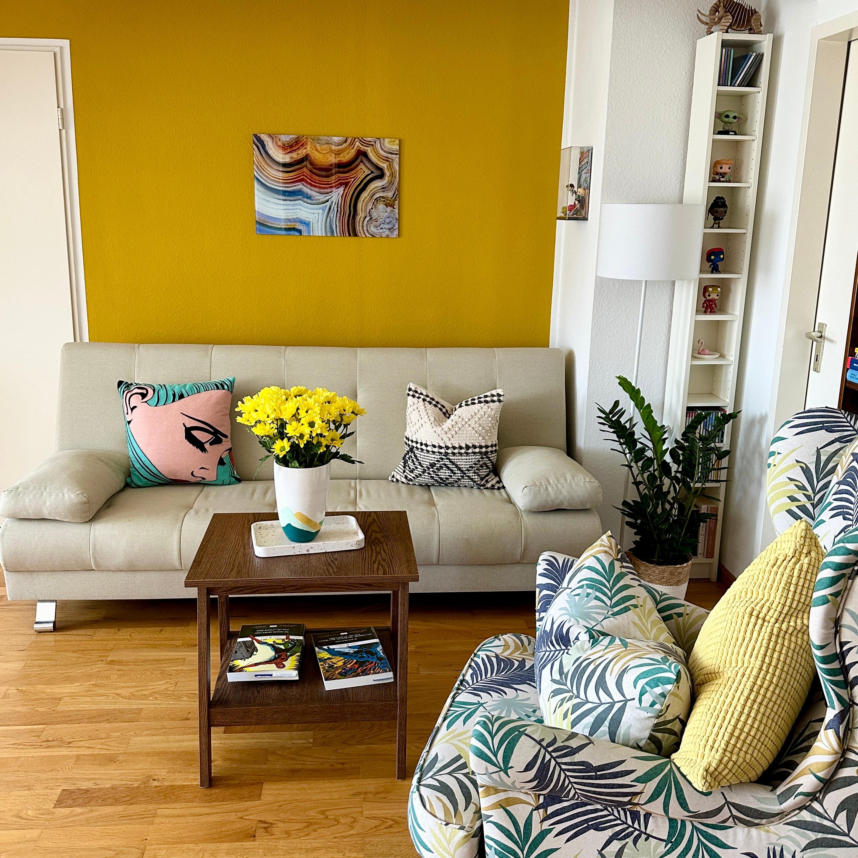 Wohnzimmer im Spätsommer 
#couchstyle #wohnzimmer #dachgeschoss #blumen #kunst #farbenfroh
