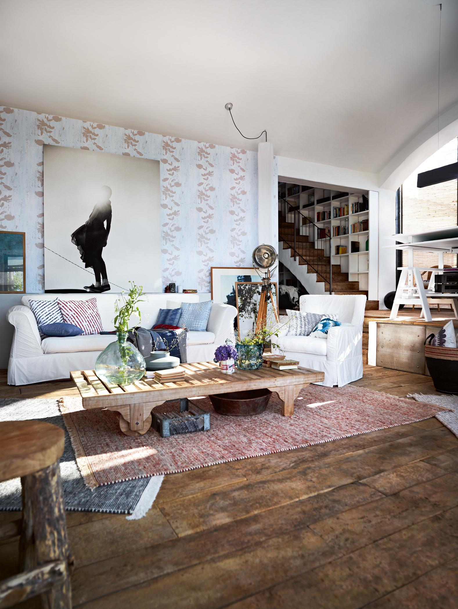 Wohnzimmer im Vintage-Look #holztisch #eklektisch #teppich #vintage #kissen #mustertapete #rustikal ©Esprit Home