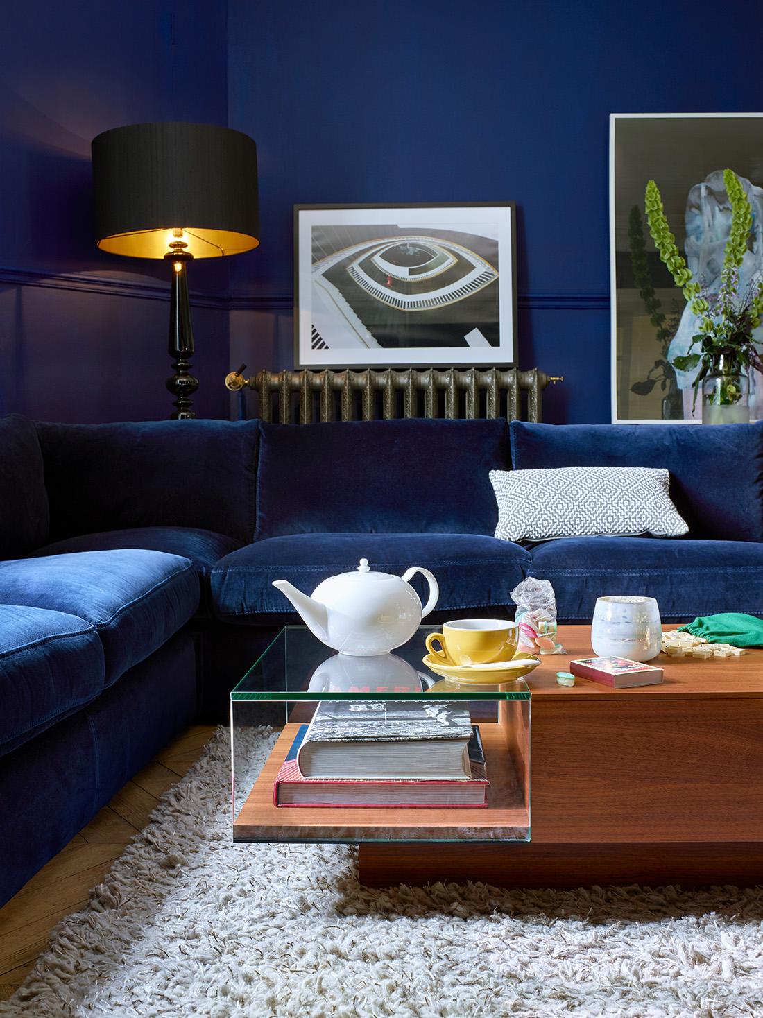 Wohnzimmer in Blau #beistelltisch #wohnzimmer #blauessofa #samtsofa #skandinavischesdesign ©Habitat
