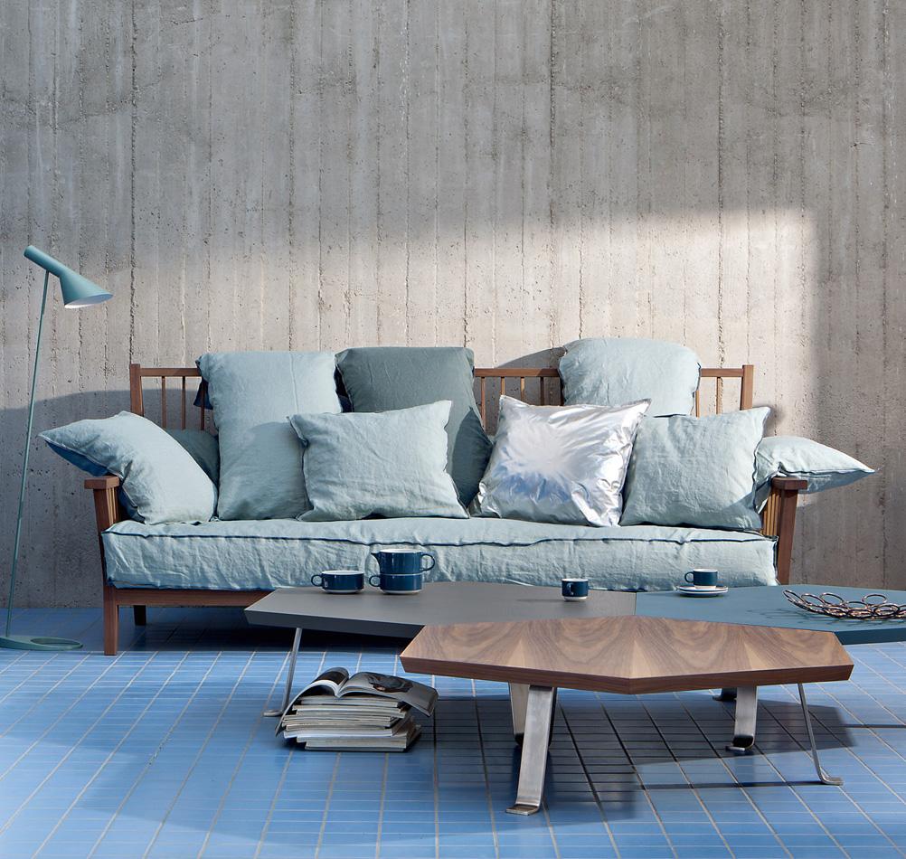 Wohnzimmer in Blau #couchtisch #wohnzimmer #sofa #bodenfliesen #holzsofa ©GERVASONI