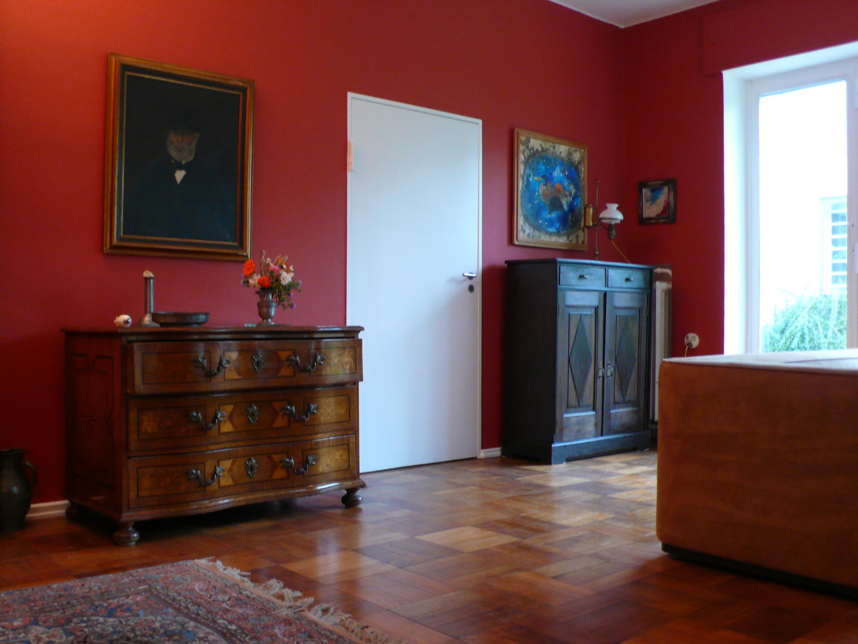 Wohnzimmer in Red #wandfarbe #wandgestaltung #kommode #perserteppich #rotewandfarbe ©Bluegray Design Adrian Ochse
