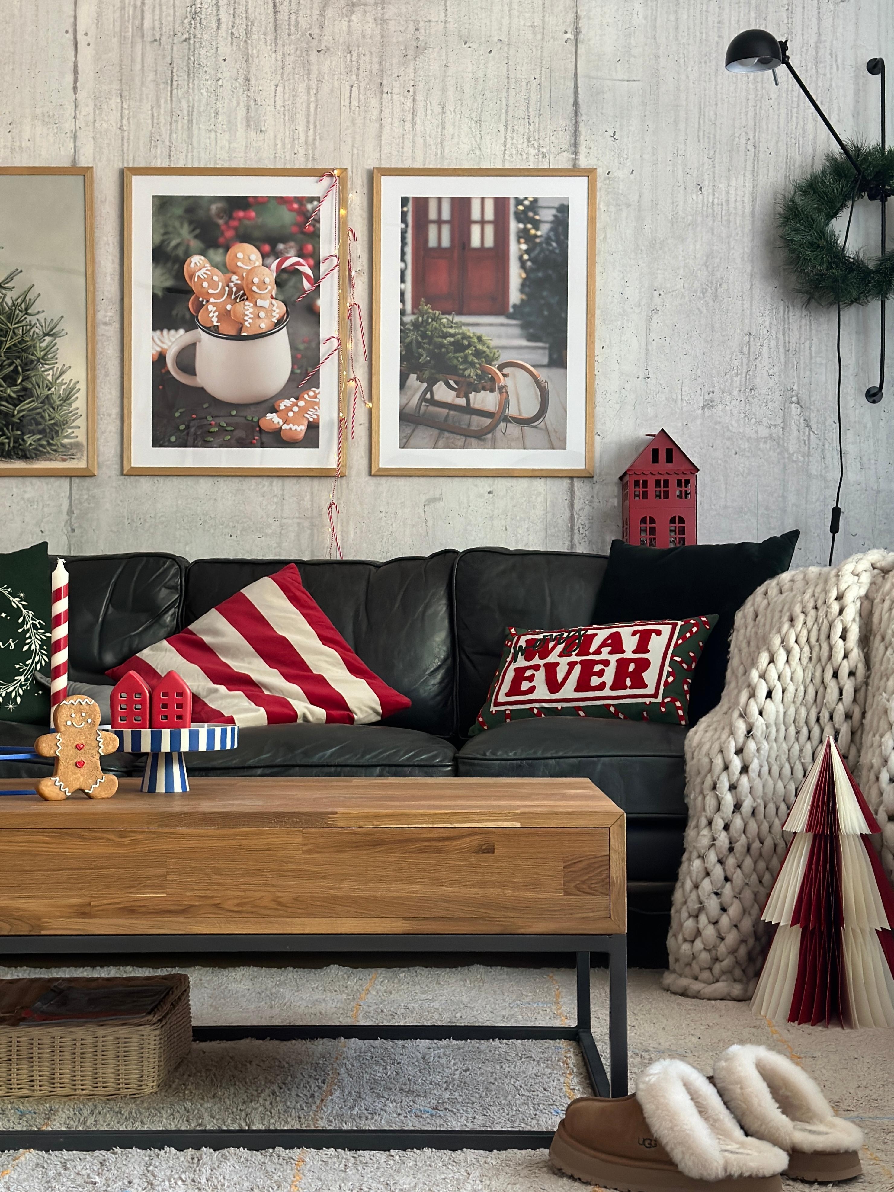 #wohnzimmer #inspo #wanddeko #weihnachtsdeko #poster #tapete #beton #zuckerstangen #streifen #rot #häuschenliebe #lebkuchen #kranz #winter #bäumchen #kissen #candycane