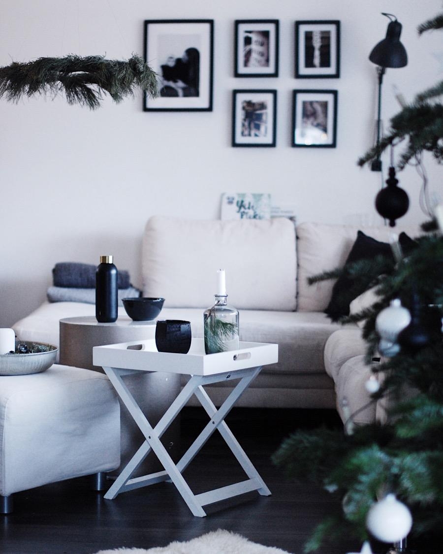 #wohnzimmer #interior #scandi #minimal #monochrome #weihnachtsbaum #home 