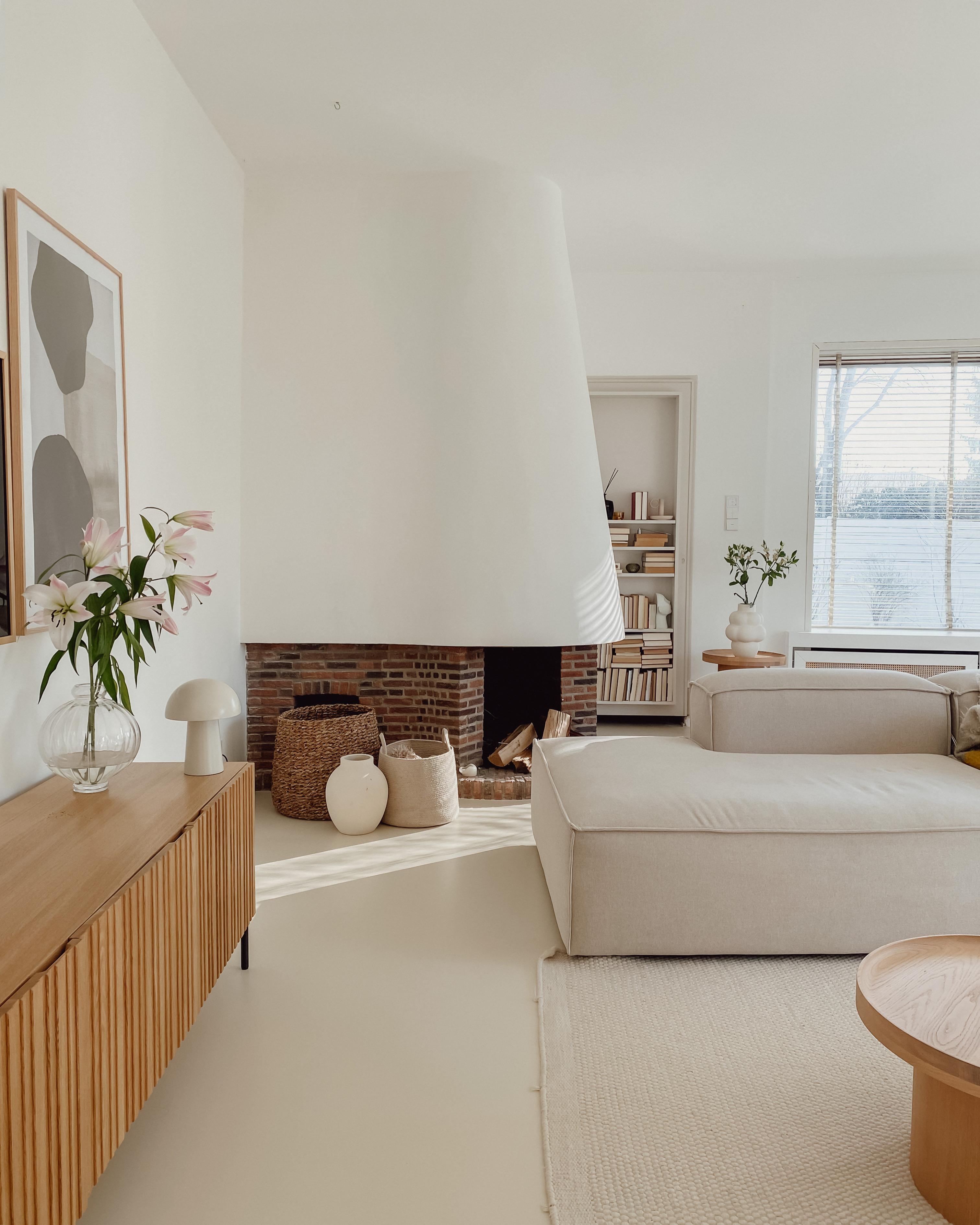 #wohnzimmer #kamin #couch #beige #interior #couchliebt #minimal #toninton #gussboden 