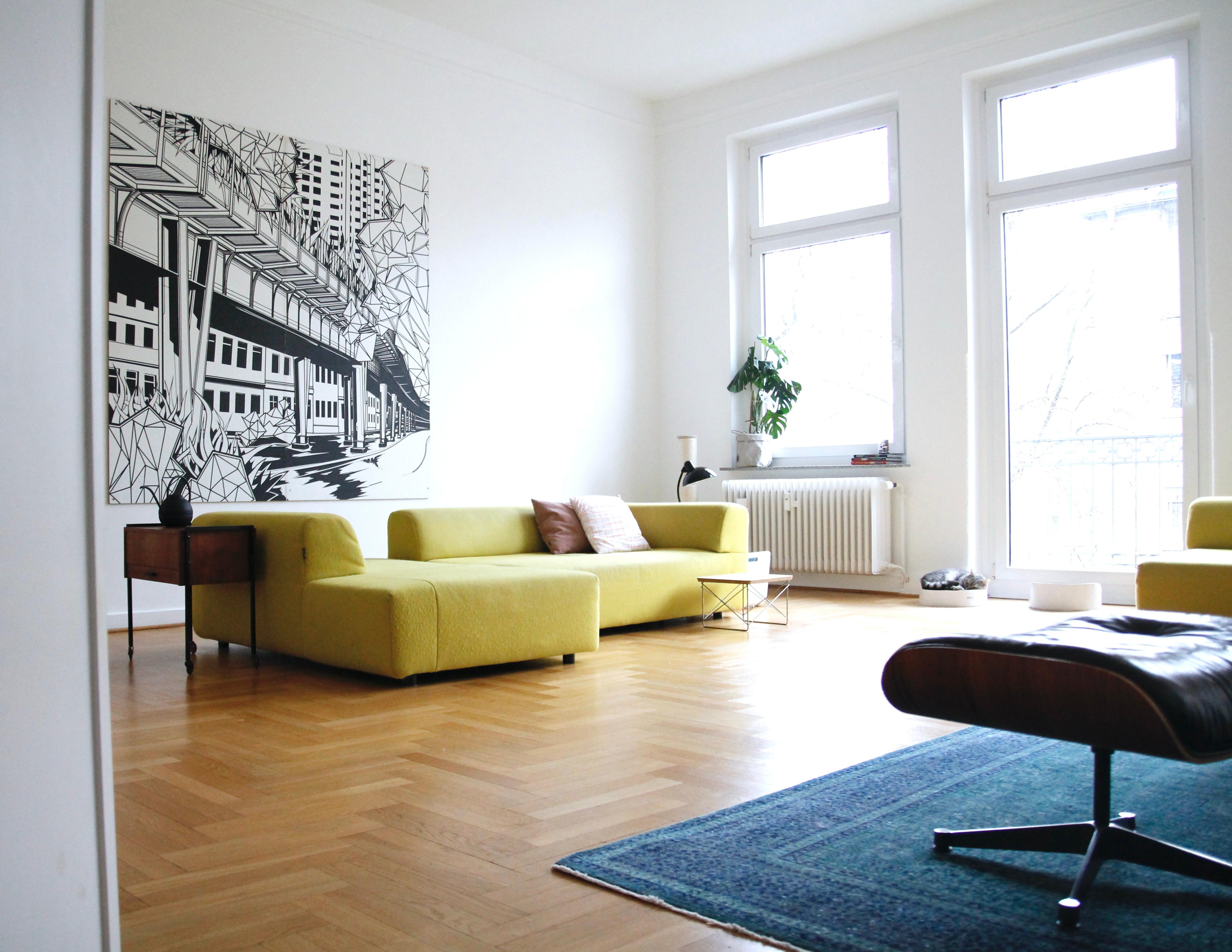 #wohnzimmer #kunst #altbau #gelbessofa