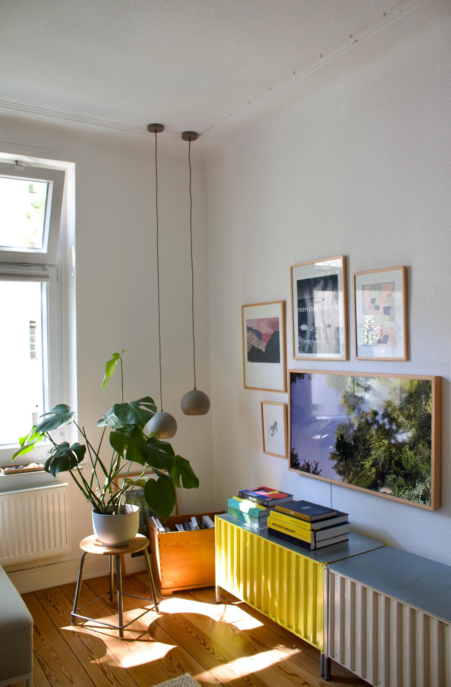 #wohnzimmer #kunst #bilderwand #tv #sideboard #pflanzen #licht #bücher #hygge 